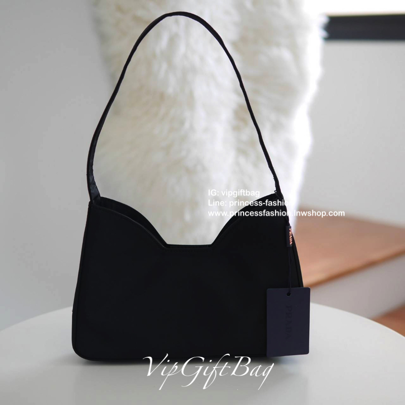 สไตล์คล้องแขนรุ่นใหม่ จากแบรนด์ Prada ขนาดกะทัดรัด แต่ใส่ของได้เยอะคะ ใสกระเป๋าตังยาว ได้สบายๆคะ จะคล้องมือ คล้องแขน สะพายไหล่ แบบไหนก็สวยหรูเหมือนกันคะ ทรงออกแบบมาเพื่อ สาวๆเลยคะ สวยหรูดูแพงมากคะ ทางร้านคอนเฟริมเลยคะ ด้านข้างมีโลโก้แบรนด์ สะดุดตา ดูแพงมา