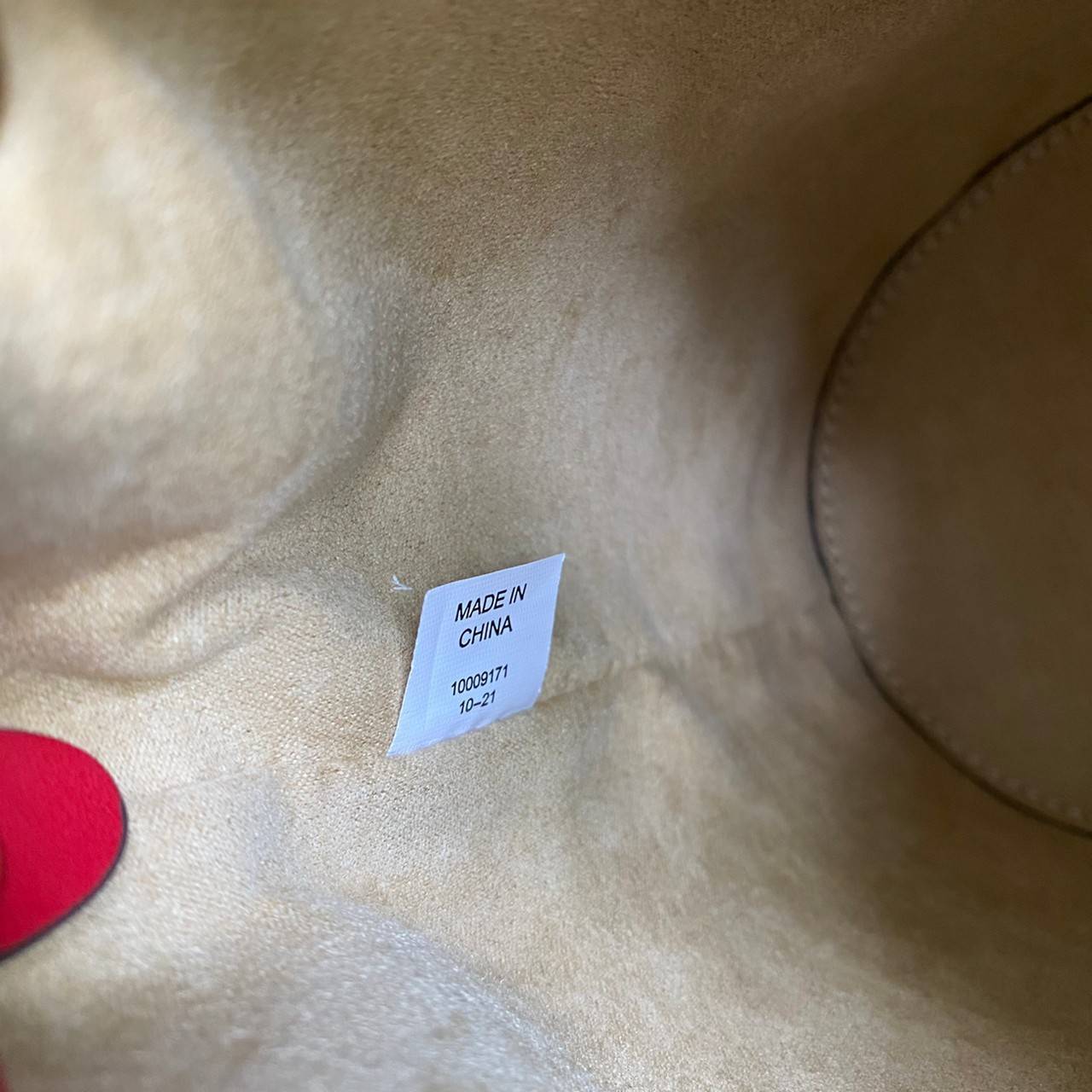 TORY BURCH T Monogram Embroidered Mini Bucket Bag ถูกหรือแพงต้องแดงไว้ก่อนเลยค่ะ ^^ กระเป๋าทรงบักเก็ตใบเล็กน่ารัก สุดหรูหรา ทรงสวย โด่ดเด่นลายพิมพ์ monogram วัสดุหนังอย่างดี เปิด-ปิดแบบหูรูด ล็อดด้วยปุ่ม อะไหล่ทองสวยงาม มาพร้อมสายยาว ปรับสายได้ ถอดสายได้ 