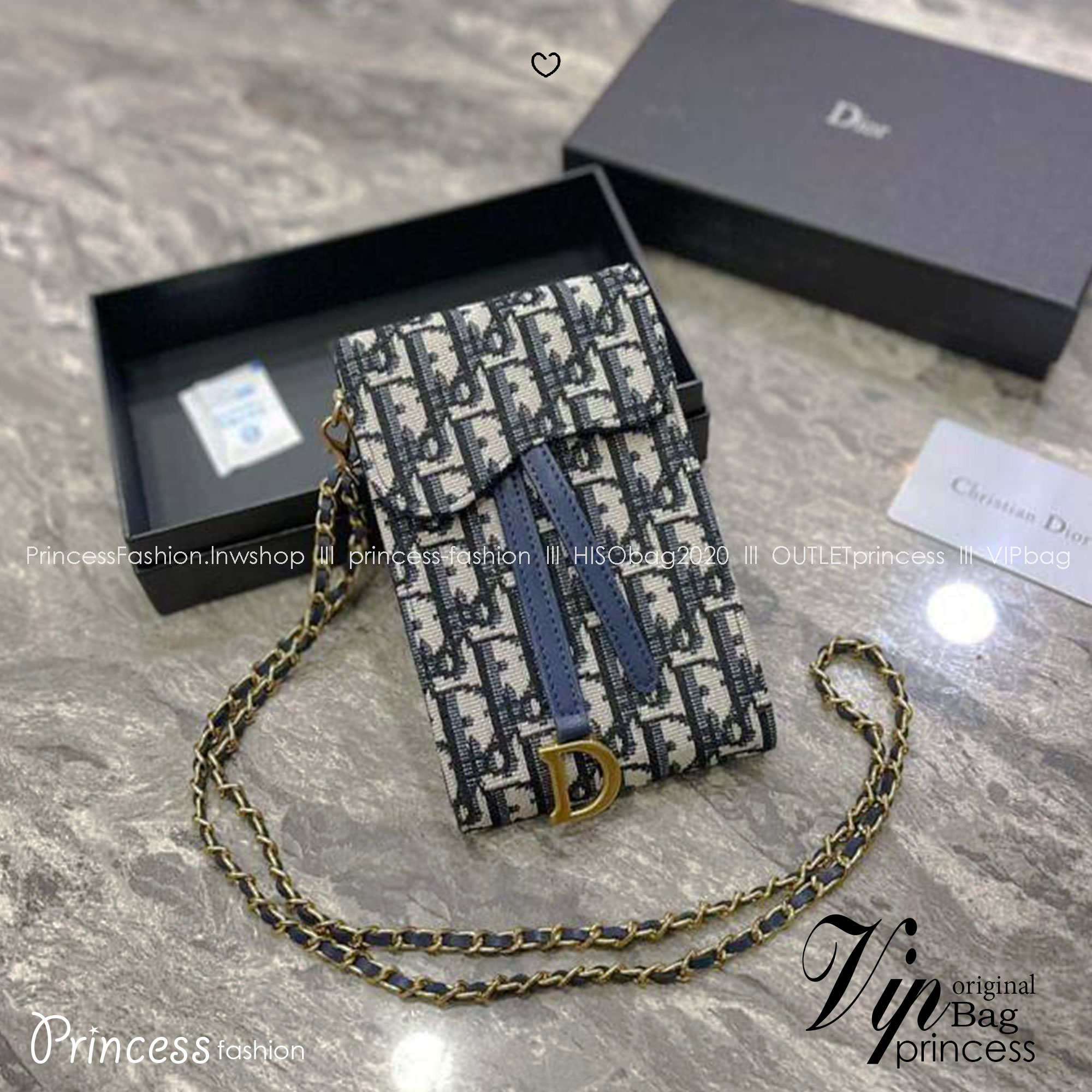 DIOR Phone Bag / DIOR Vertical Saddle Pouch Blue Dior Oblique Jacquard กระเป๋าใส่โทรศัพท์เอกลักษณ์ของความหรู สายสะพายโซ่อะไหล่ทองสวยงาม ด้านหน้าโดดเด่นด้วยซิกเนเจอร์แบรนด์ เป็นอีกหนึ่งรุ่นที่ดาราเชเลปใช้กันเยอะ แนะนำค่ะ
