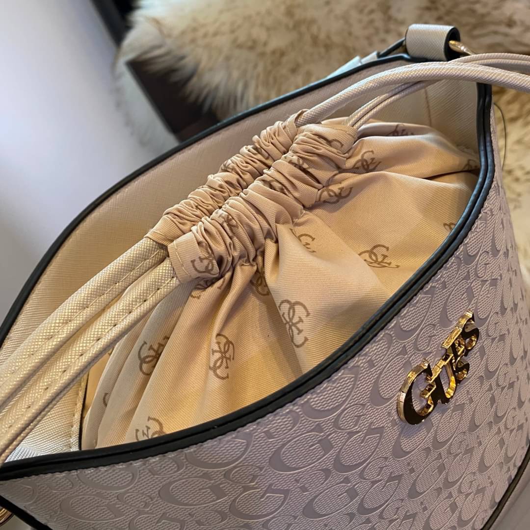 Guess Agata Bucket Handbag กระเป๋ารุ่นใหม่ล่าสุดทรงถังสุดน่ารัก พิมพ์ลายรอบใบ วัสดุ Saffiano PU คุณภาพดี นิ่ม น้ำหนักเบา ด้านหน้าประดับด้วยโลโก้แบรนด์สวยโดดเด่น เปิด-ปิดด้วยเชือกหนังใช้หูรูดปลายเชือกประดับอะไหล่ทองสะดวกใช้ ด้านในโล่งกว้างมีช่องเล็กสำหรับใ