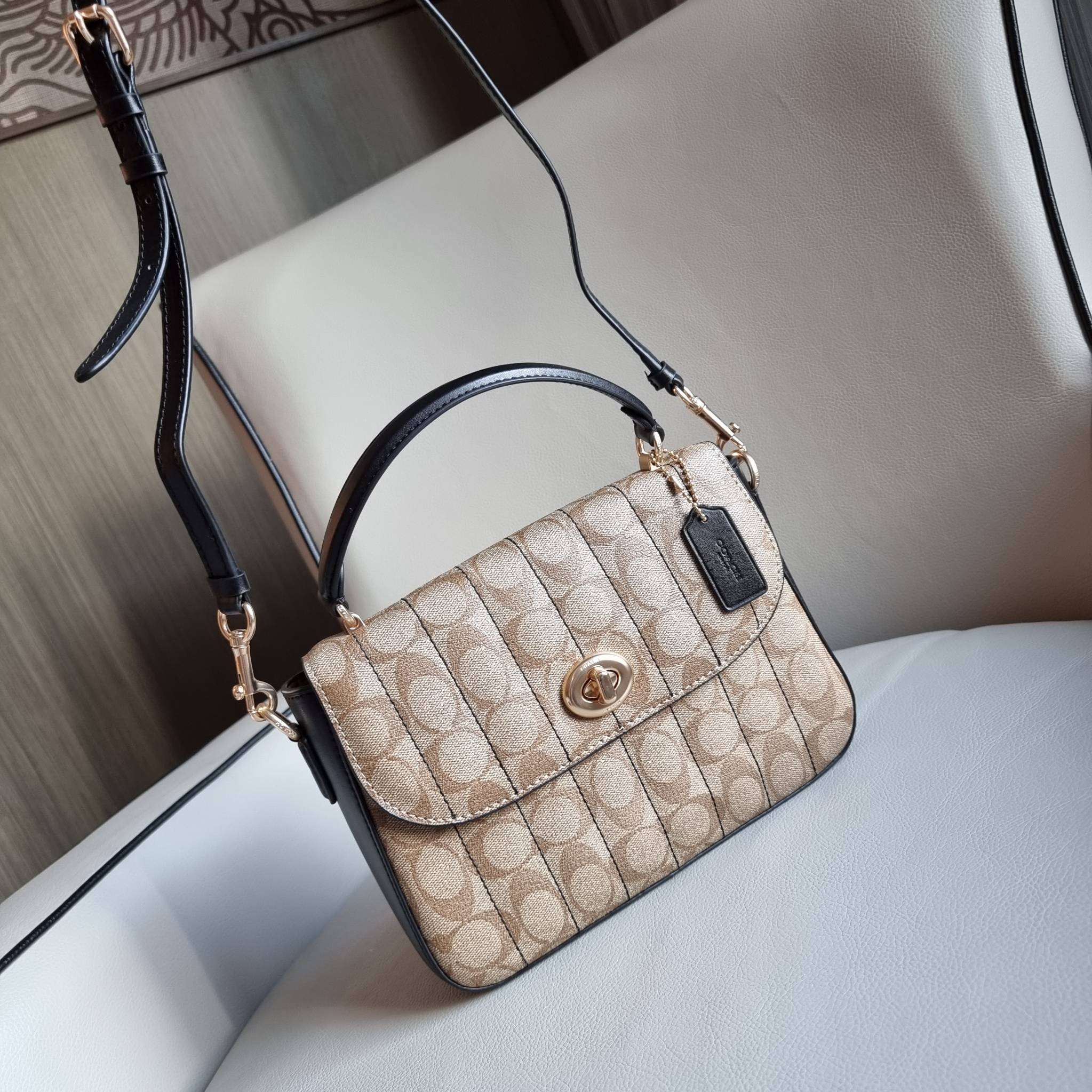 OUTLET 】COACH C5645 MARLIE TOP HANDLE SATCHEL IN SIGNATURE CANVAS WITH QUILTING ดีไซน์ใหม่ กระเป๋าถือ/สะพายข้าง ออกแบบมาไม่เหมือนใคร โดดเด่นด้วยการเย็บบุหนัง โชว์ดีเทลลายเส้น ตกแต่งโลโก้ด้านข้างอะไหล่ทอง วัสดุหนังแคนวาสสลับหนังแท้ เปิด-ปิดด้วยตัวล็อคแน่นห