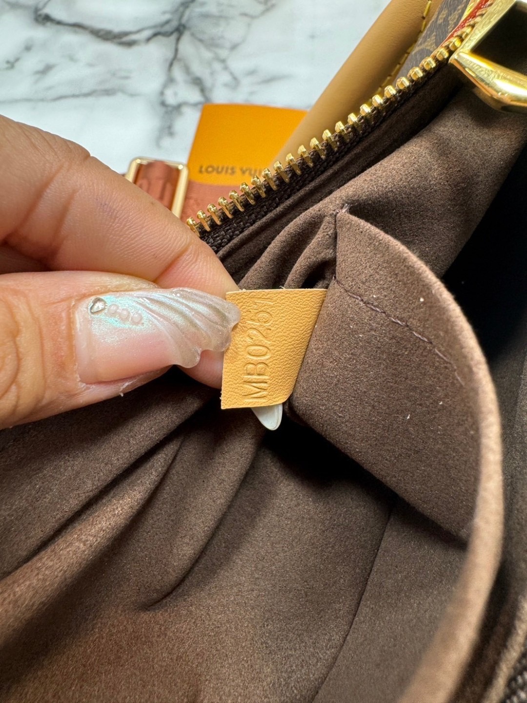 ORI | LV Looping Monogram Canvas Bag / lvhobo กระเป๋าถือทรงโฮโบพร้อมสายสะพายสปอร์ต หนังแท้แคนวาสแท้ ดีไซน์สไตล์ยุค'90s สุดไอคอนิกจากคอลเลคชั่น Cruise 2022