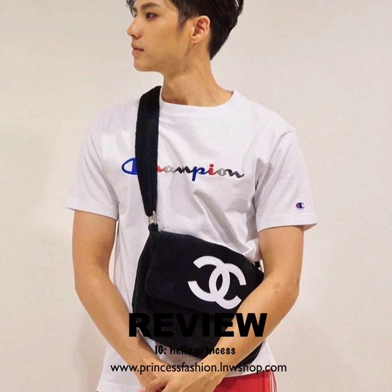 Chanel Beaute Crossbody Bag กระเป๋าสะพาย VIP GIFT ของแท้ จาก Chanel Cosmetic แท้💯 วัสดุขนวูลหนานุ่ม ตัดโลโก้แบรนด์หนังสีขาวสวยโดดเด่น น้ำหนักเบา เปิดปิดด้วยฝาปิดกระดุมแม่เหล็ก ใบใหญ่กำลังดี ใส่ iPad, กระเป๋าสตางค์ใบยาว, และของจุกจิกได้เยอะ มาพร้อม