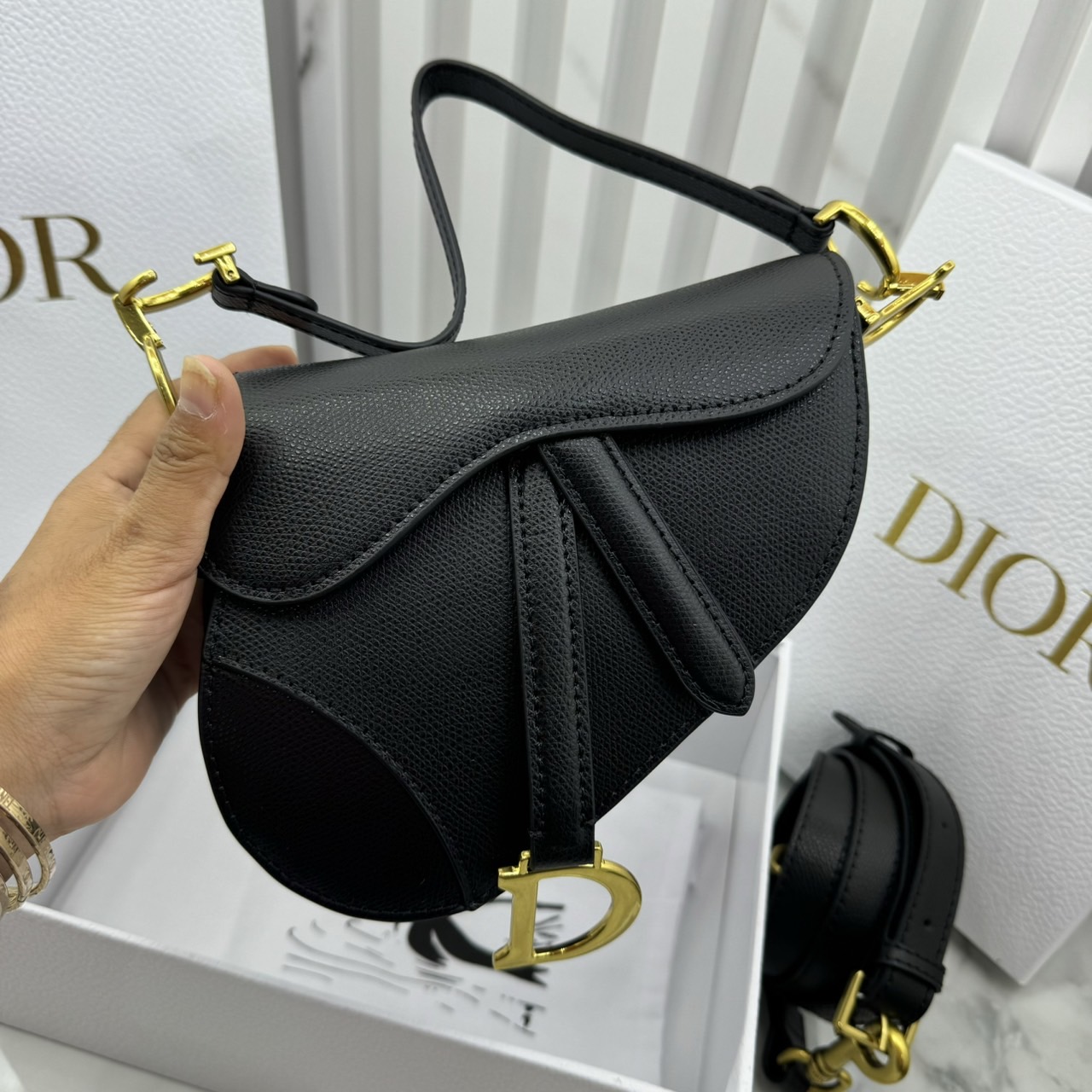DIOR Mini Saddle Bag with Strap Blue Dior Oblique Jacquard / Black Grained Leather กระเป๋าสะพายทรงอานม้าเอกลักษณ์ของแบรนด์แห่งตำนานความหรู