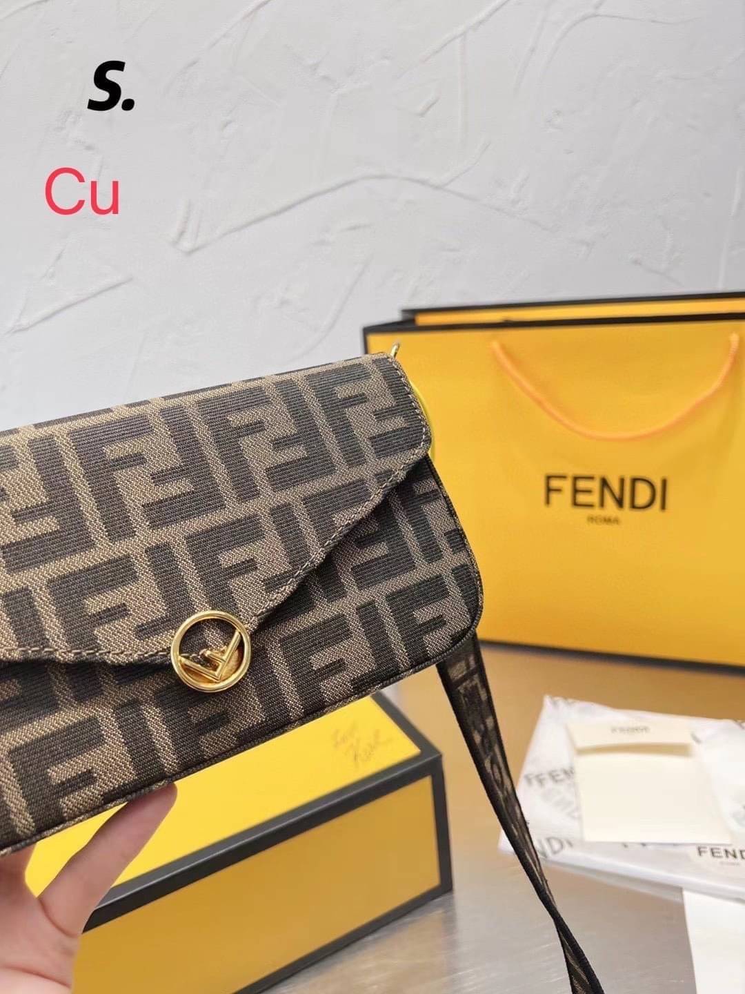 Fendi Wallet With Pouches / Fendi Mini Bag / Fendi multi pochette felicie shoulder bag กระเป๋าสะพายไซส์มินิ แคนวาสโมโนแกรม สุดคุ้ม 3 ชิ้น ในเซท ใช้งานง่ายเป็นระเบียบแบ่งสัดส่วนชัดเจน ใบเล็กกะทัดรัด แต่ใช้งานคุ้มมากๆ มาพร้อมสายสะพายดีไซส์สปอร์ตถอดได้ อะไหล