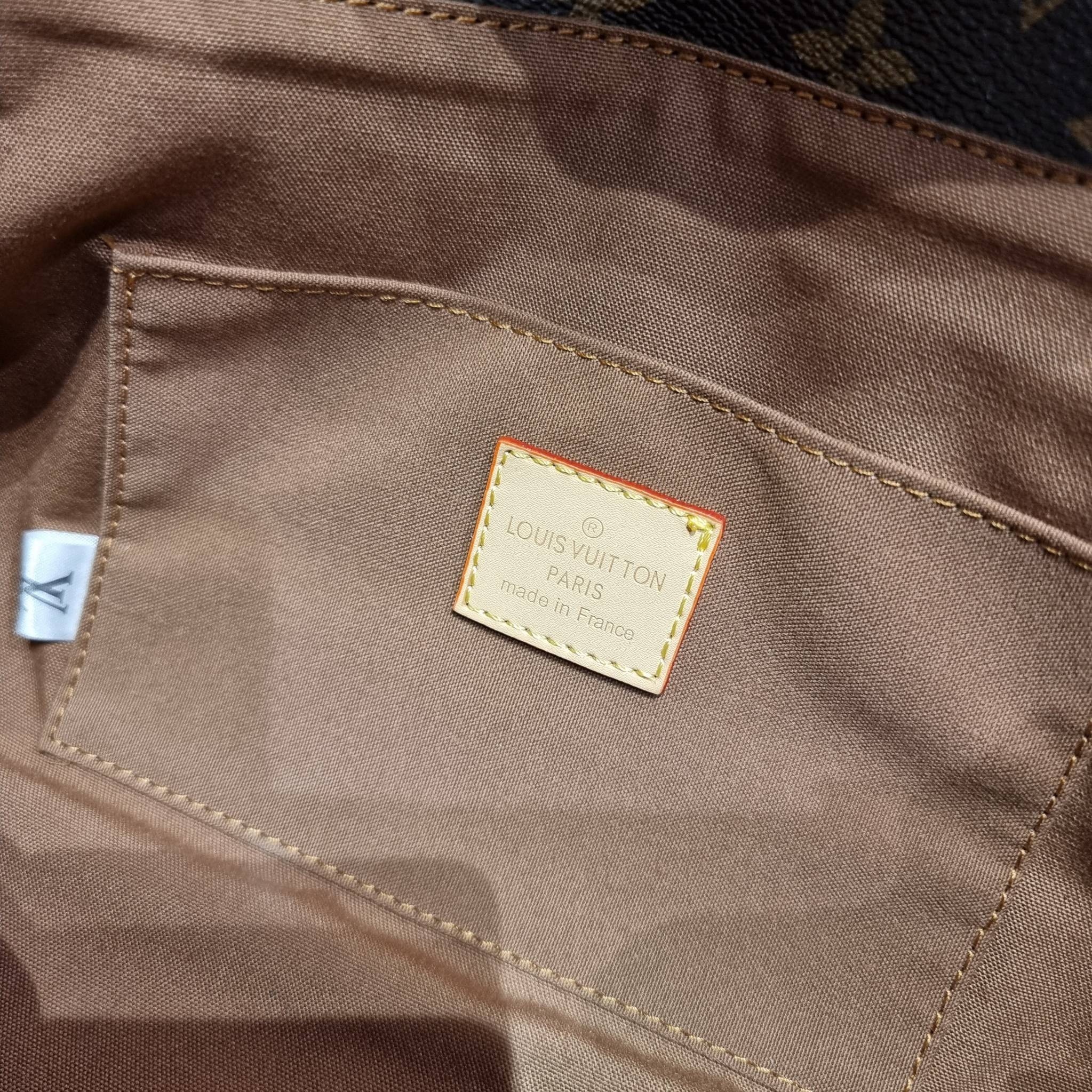 LV MONOGRAM SHOULDER BAG กระเป๋าสะพายทรงสวย ใบใหญ่กำลังดี รับรองว่าจุจริง ดีไซน์สายคาดตกแต่ง และปรับทรงได้ เพิ่มดีเทลให้กระเป๋าดูมีลูกเล่นขึ้น วัสดุหนังแคนวาส มาพร้อมหูจับในตัว และยังมีสายครอสสปอร์ตให้อีกเส้น เปิด-ปิดด้วยอะไหล่บิดล็อค ภายในโล่งกว้างมาก ใส