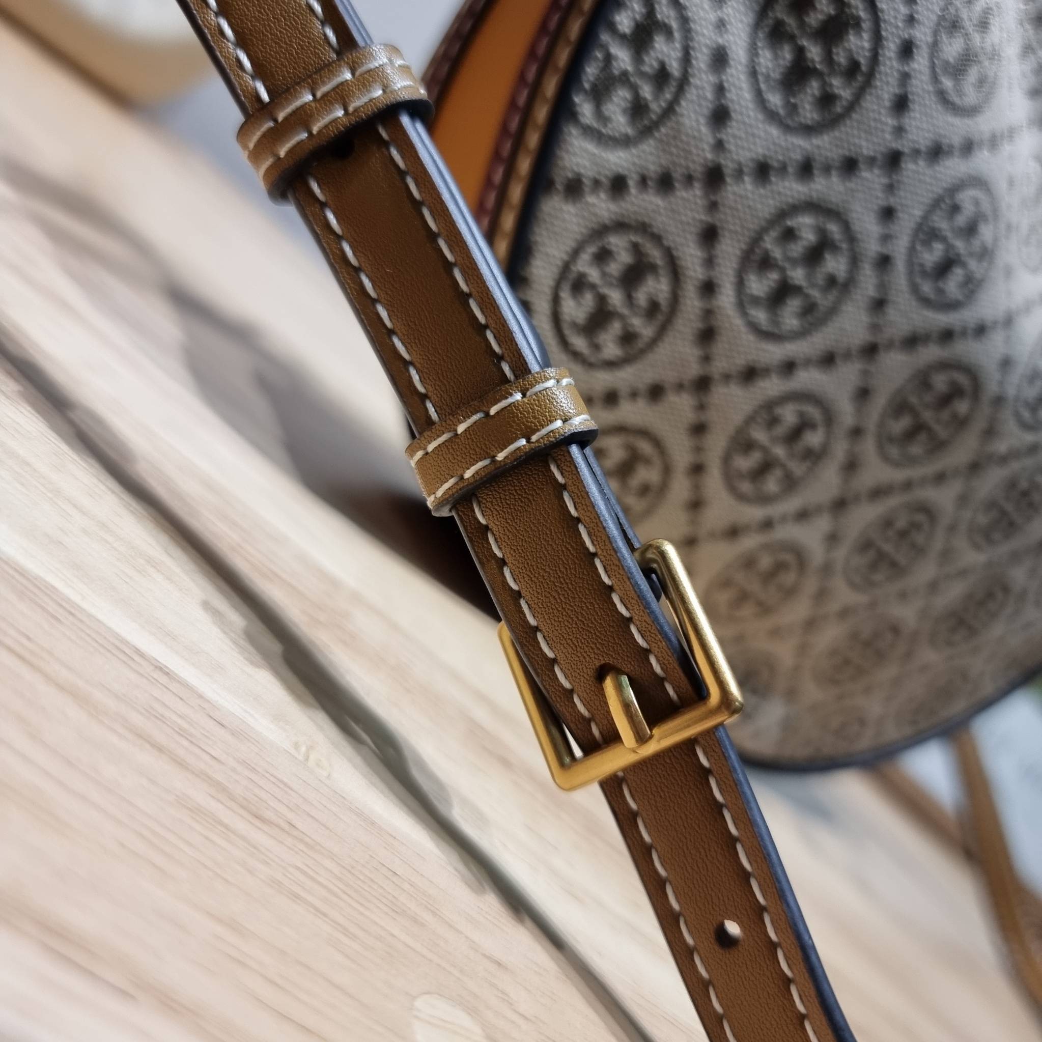 Tory Burch T Monogram Mini Crescent Bag / TORY BURCH T MONOGRAM MINI JACQUARD CRESCENT BAG ร้อนแรงกว่านี้ไม่มีแล้ว กับไอเท็มที่เซเลปรีวิวเยอะมาก!! สาวๆตามหากันไปอีก กระเป๋าทรง half moon ที่ดีไซน์บนผ้า jacquard ลวดลายซิกเนเจอร์ เรียบหรู ผู้ดีมากแม่!