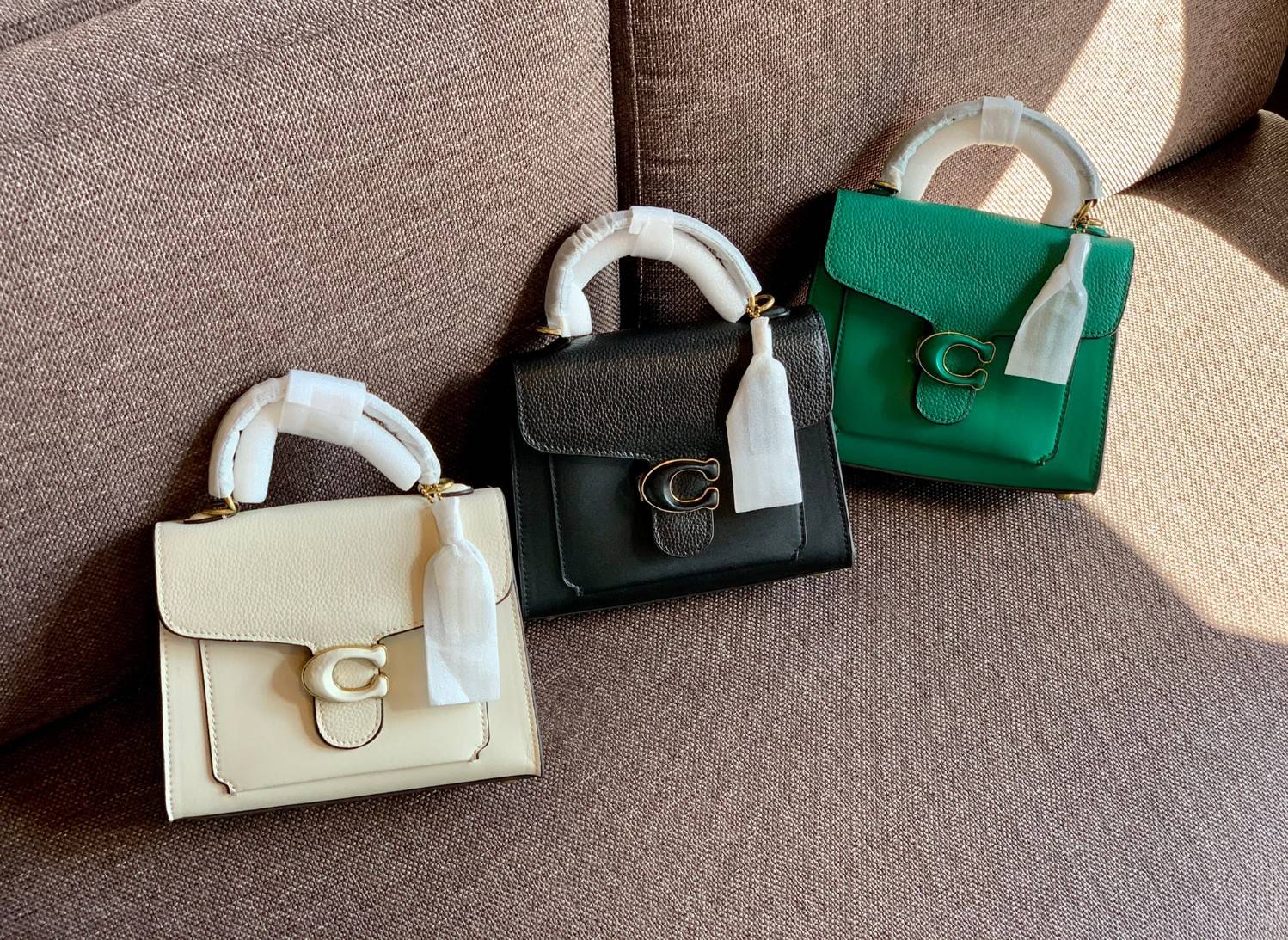 COACH TABBY TOP HANDLE 20 พร้อมส่งที่ไทยค่ะ! กระเป๋าหิ้ว//สะพายข้างได้ หนังแท้อย่างดี กหนึ่งใบทำหนังสองลายได้อย่างสวยงาม พร้อมโลโก้รุ่นใหม่ล่าสุดดูดีมากๆค่ะ เปิดปิดกระเป๋าแบบกดล็อค ภายในมีช่องหลักสองช่อง ใส่มือถือได้ทุกรุ่น;กระเป๋าเงินใบกลางได้;ของจำเป็นจ