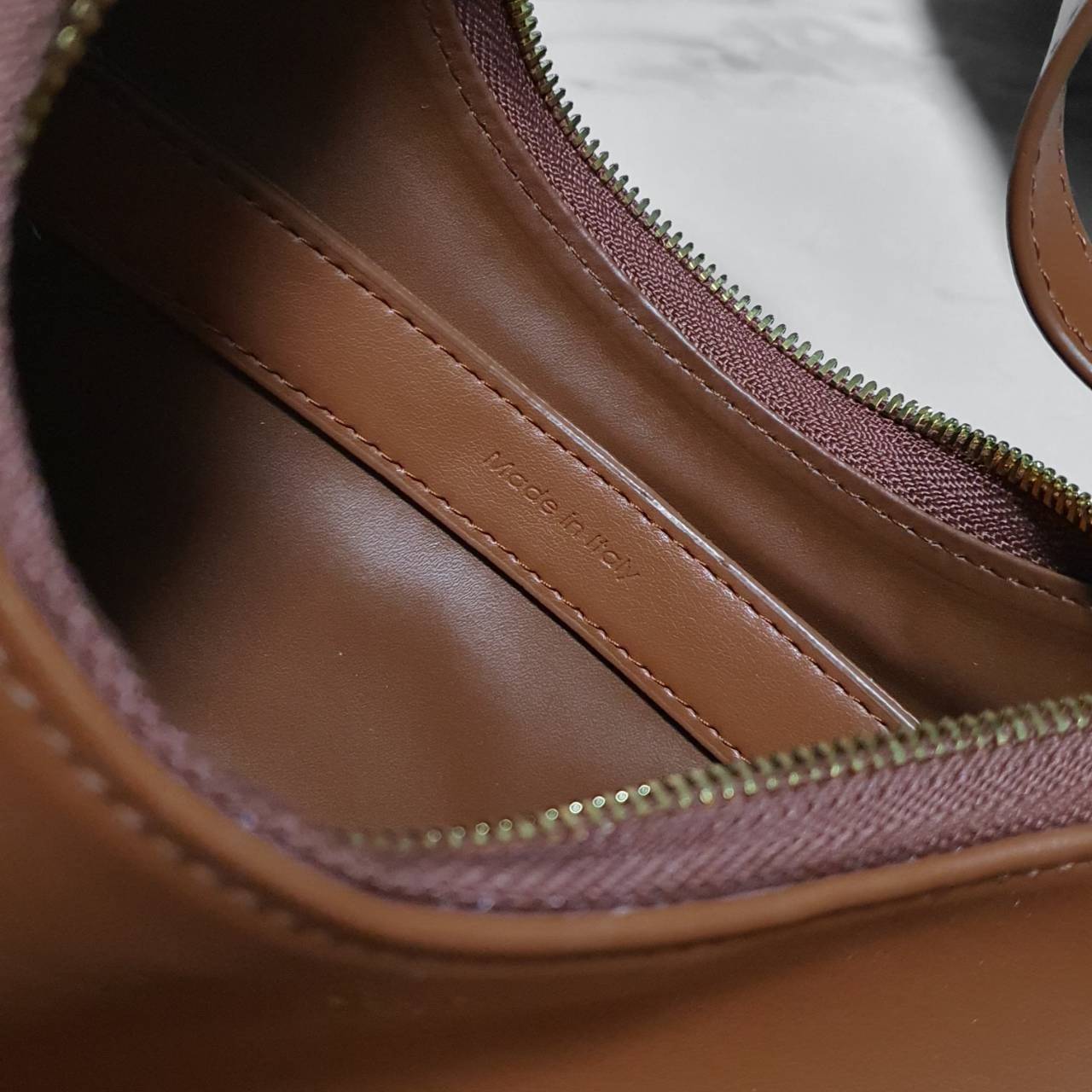 CELINE SHOULDER BAG VIP GIFT WITH PURCHASE (GWP) AVA BAG IN SMOOTH CALFSKIN พรีเมี่ยมกิ๊ฟ Limited Edition จาก CELINE HAUTE PARFUME DUTYFREE COUNTER วัสดุหนังสังเคราะห์เรียบสวย ดีไซน์สวยหรูฮิตสุดในเกาหลี! หนังสวยอยู่ทรงกันน้ำ เปิดปิดด้วยซิปแบรนด์ ภายในโล่ง