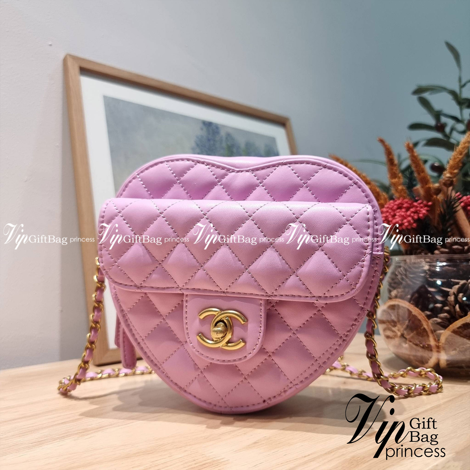 CHANEL Heart Bag Lambskin & Gold-Tone Meta สวยมาก มงลงมาก!! กระเป๋าสะพายสุดคิ้วท์ ที่ดีไซน์รูปทรงหัวใจไม่ซ้ำใคร น่ารักทุกสี น่าใช้ไปเลยแม่!! วัสดุหนังแกะฟอกสี เปิด-ปิดด้วยซิป ด้านหน้ามีช่องเก็บของจุกจิก ภายในเป็นช่องโล่ง ใส่มือถือ ใส่กระเป๋าสตางค์สั้นได้ 