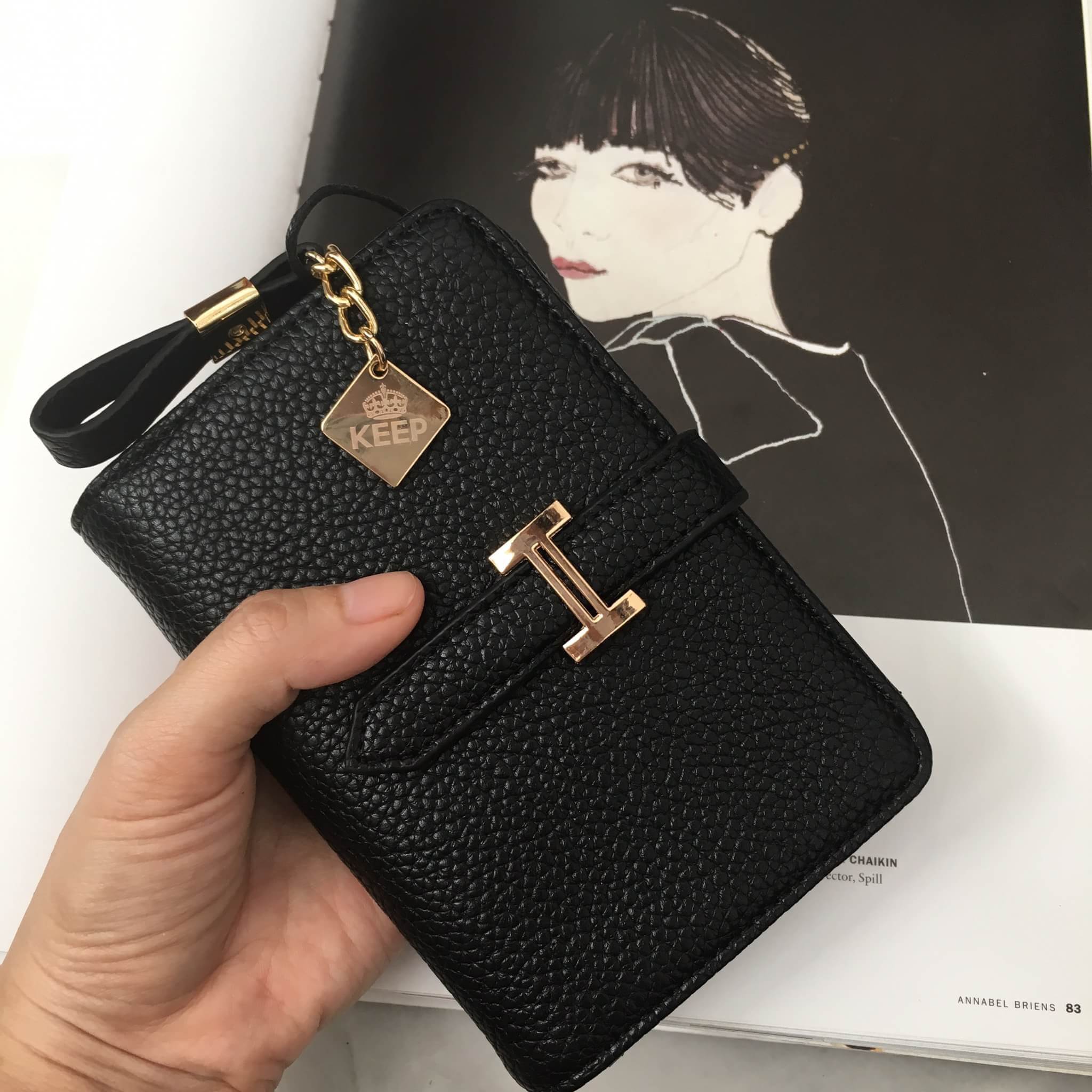 New arrival! Classic short wallet bag #กระเป๋าสตางค์สั้นสามพับ หนังแกะสังเคราห์ เนื้อดี้_ดี ค่า ดูแลรักษาง่าย ดีไซด์เก๋ที่ซิป แถมภายในมีช่องใส่บัตรหลายช่อง แบ่งเป็น 3 พับเลยคะ เห็นสั้นๆ แบบนี้แต่จุได้เยอะคะ พร้อมช่องซิปใส่เหรียญ อย่างดี ใบนี้ #สวยรับเงินแ