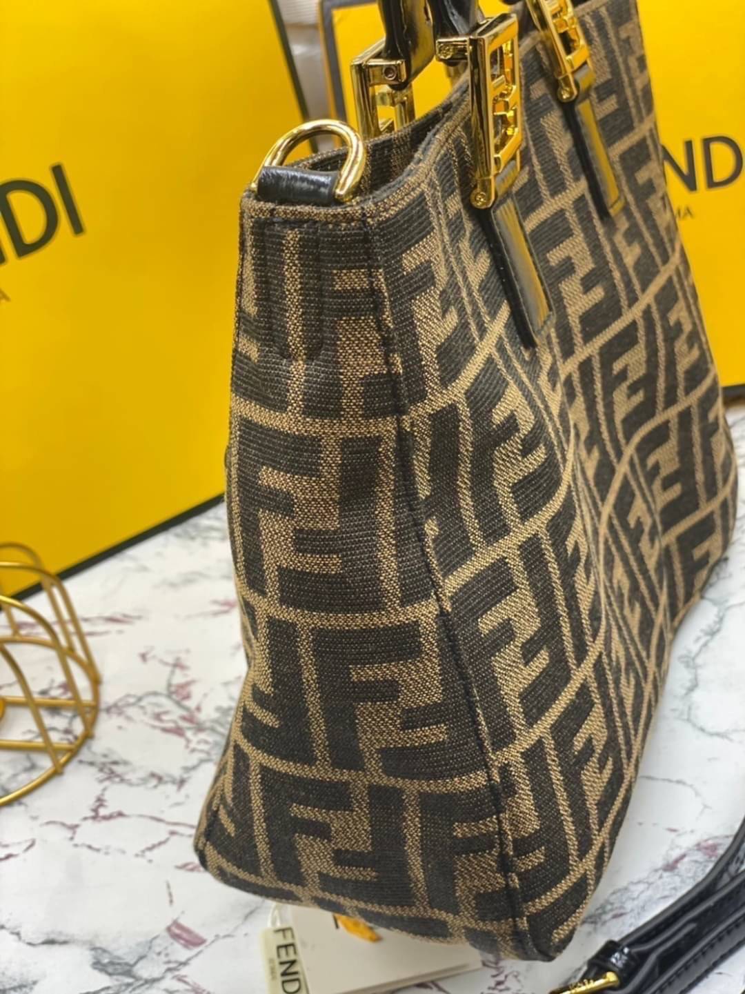 FENDI TOTE BAG 30cm กระเป๋าถือ/สะพายไหล่ ทรงสวย หรู ดูแพงเกินเบอร์!! ⭐️⭐️ วัสดุผ้าท็อปแคนวาสลายแบรนด์เต็มใบ ภายในโล่งกว้าง มาพร้อมหูจับในตัวและสายสะพายไหล่ ใช้งานได้ 2IN1 ✔️👍 ใบนี้จุของได้เยอะมากๆเลยน้า เหมาะกับสาวๆที่สัมภาระเยอะ หรือใช้สะพ