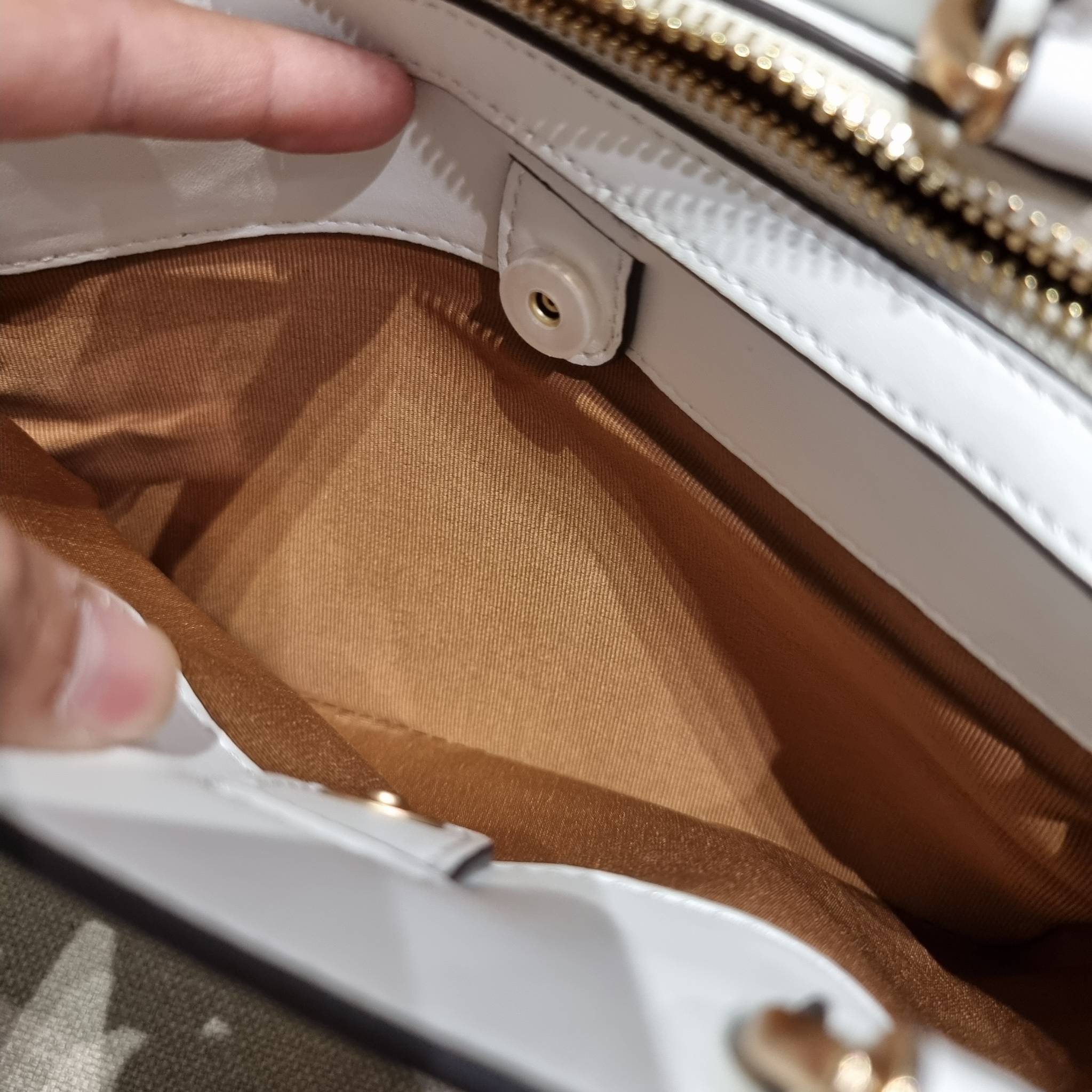 COACH C8340 MINI LILLIE CARRYALL IN SIGNATURE CANVAS WITH MYSTICAL FLORAL PRINT สีใหม่ล่าสุด กับรุ่นที่สุดของความขายดี คอลยอดฮิตในลวดลายสุดชิค กระเป๋าสะพายทรงสวย ที่ดีไซน์ออกมาให้ใช้งานง่าย สะดวก สวย หรู ดูดี!! วัสดุหนังแคนวาสเคลือบลาย มาพร้อมสายสะพายข้าง