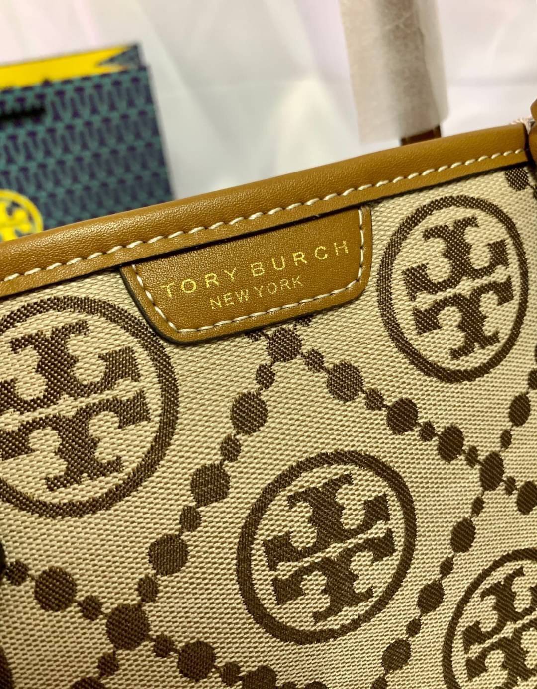 OUTLET 】หลงรักใบใหญ่ ได้ไปไม่ผิดหวังแน่นอนจร้าา😘 TORY BURCH T MONOGRAM JACQUARD TOTE BAG กลับมาอีกครั้ง พร้อมสีออกใหม่! พร้อมส่งค่ะ! กระเป๋าหิ้ว//สะพายไหล่ ใบใหญ่ แต่น้ำหนักเบา วัสดุJacquardทอลายแบรนด์+หนังแท้ ได้ลงตัวและร่วมสมัยมากๆค่ะ มีป้ายอะไห