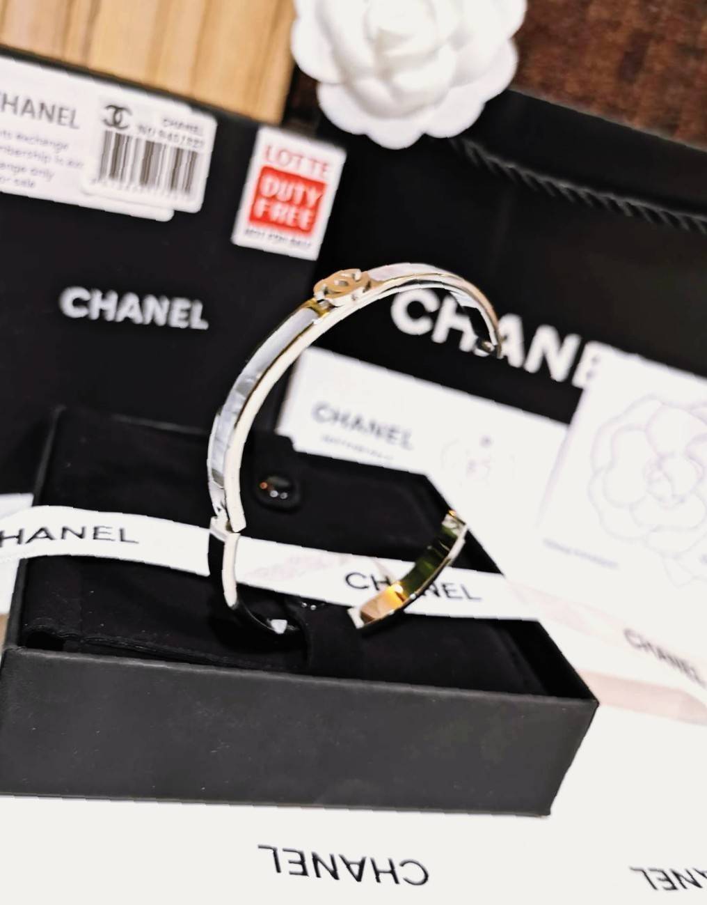 CHANEL BANGLE BRACELET VIP สุดเลอค่า ไอเท็มหายากชวนสะสมดีไซน์สวยคลาสสิคเลอค่า ไอเท็มแบบนี้นานๆจะหลุดมาให้ช้อปจะซื้อใช้เองหรือมอบเป็นของขวัญก็เลิศหรูดูดี สินค้ามาใน Original Package ไอเท็มหายากห้ามพลาดค่ะ!