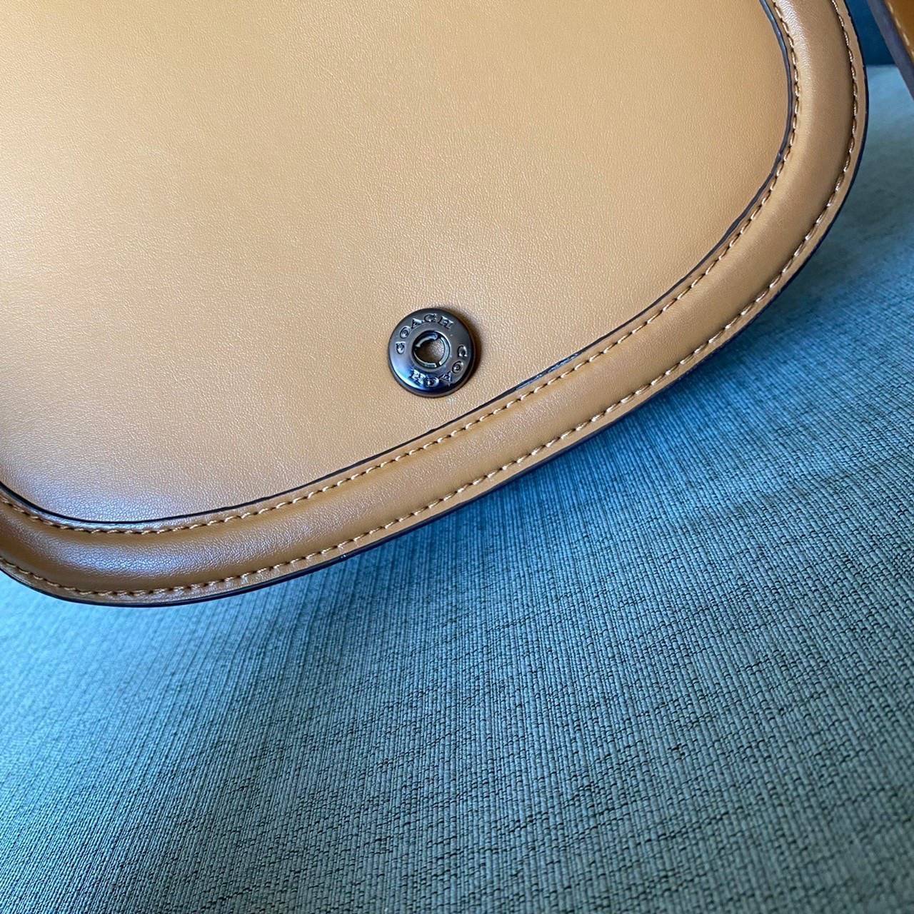 COACH C0749 BEAT SADDLE BAG(COACH C0749) 💖สวยหรู ดูดี เป็นรุ่นที่หลายคนรอค่อย จะลุคแนวsports สาวเทห์ หรือสไตล์สาวหวานเรียบร้อย ได้หมดคะ มาพร้อมสายสะพาย 2 เส้น คุ้มเกินคุ้ม วัสดุหนังแท้ชั้นดี หนังสวย อะไหล่แบรนด์ที่ดูเด่นคลาสสิคตรงด้านหน้า เปิดปิดก