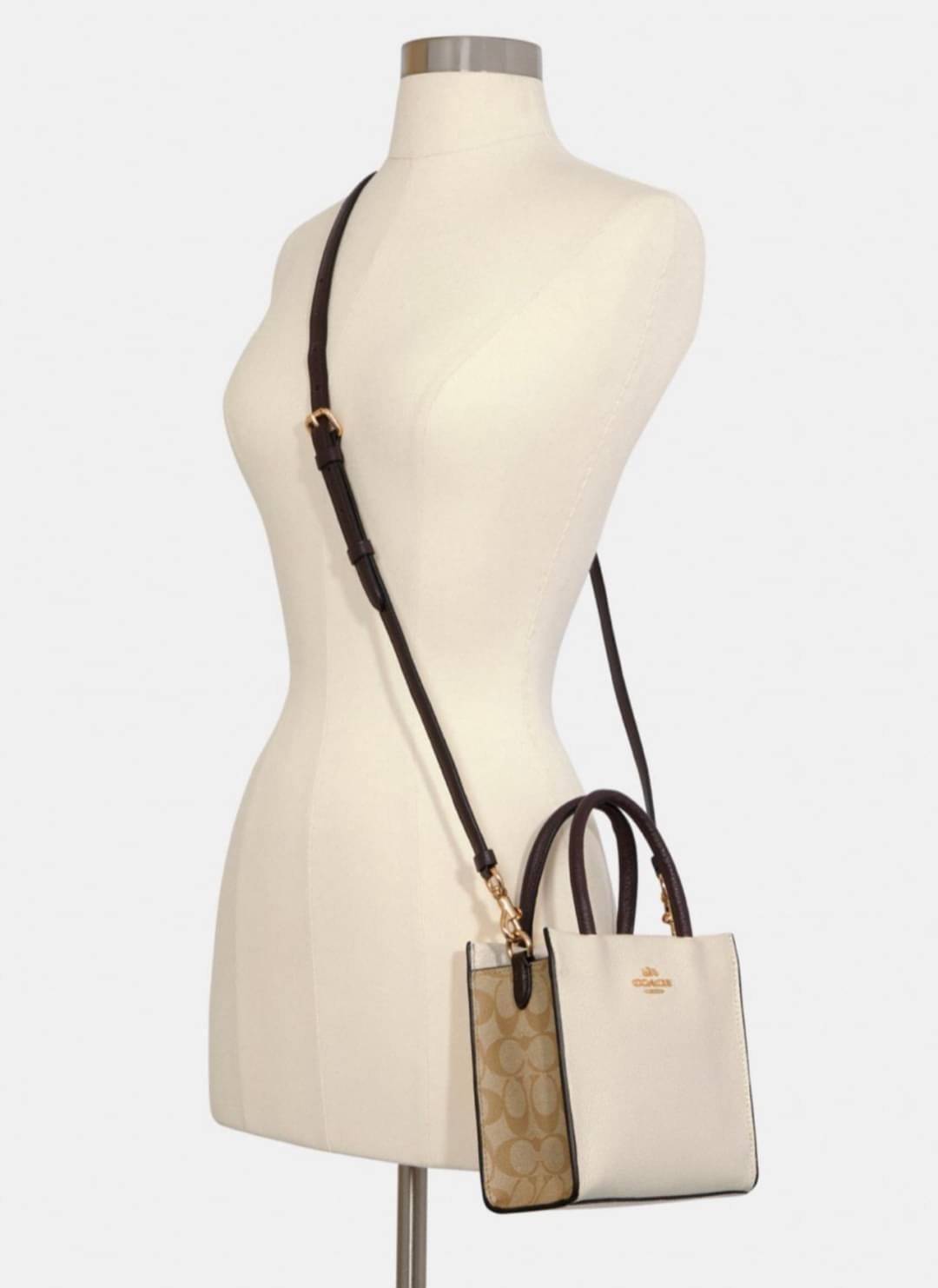 COACH MINI CALLY CROSSBODY IN SIGNATURE ((3599, 2184, 5693, 2134, 2183)) พร้อมส่งที่ไทยทันที! กระเป๋าสะพายครอสบอดี้ร์ กระเป๋าครอสบอดี้โท้ทมินิไซส์ รุ่นใหม่สุดฮอต!! ใบจริงคือน่ารักม้ากกกก!! สวยอยู่ทรง น่ารักน่าใช้ ทรงTote ปากกระเป๋าเปิดปิดแบบแม่เหล็ก ภายใน