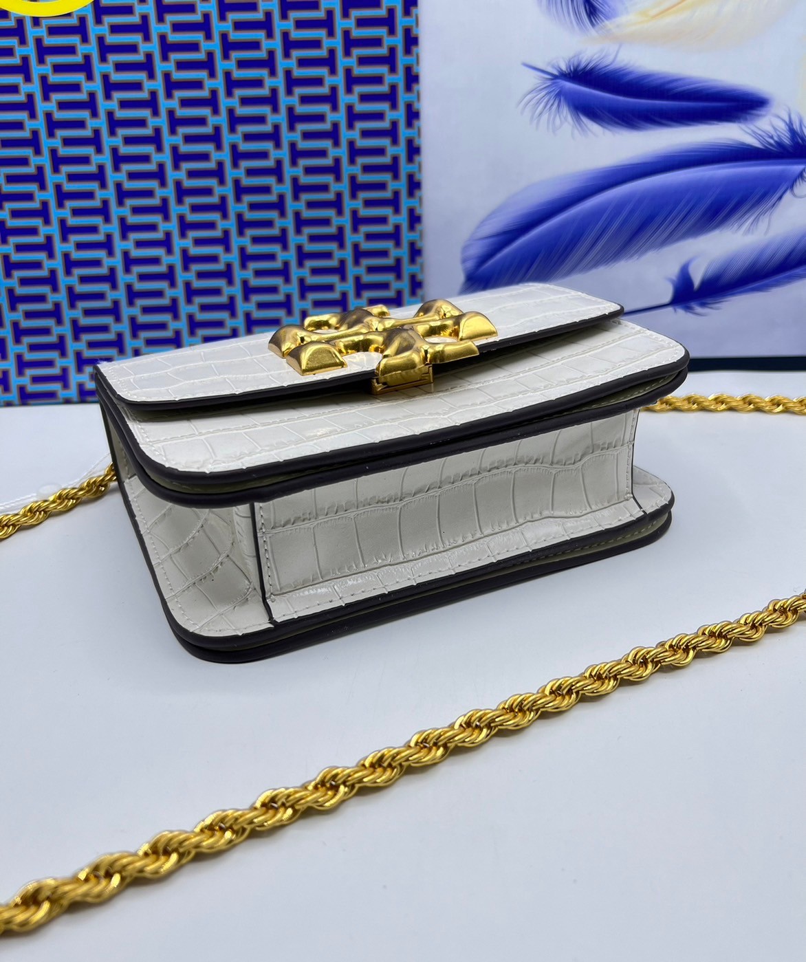 6 สี Tory Burch Croc Eleanor Small Bag / TORY BURCH ELEANOR CROC EMBOSSED LEATHER กระเป๋าสะพายหนังพิมพ์ลายจระเข้ ดีไซน์หรูหรา โด่นเด่นด้วยโลโก้แบรนด์อะไหล่ด้านหน้า และสายสะพายโลหะสีทอง