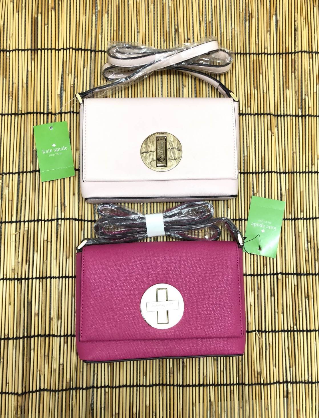 Kate Spade New York Crossbody Bag กระเป๋าสะพาย crossbody size mini กำลังน่ารัก วัสดุหนังลาย saffiano น้ำหนักเบา ด้านหน้ามี logo brand เปิดเปิดกระเป๋าแบบหมุนล็อค ภายในโล่งใส่มือถือได้ทุกรุ่น ใส่กระเป๋าสตางค์ใบสั้น, มือถือได้ทุกรุ่น ภายในมี 1 ช่องเล็ก ใส่มื
