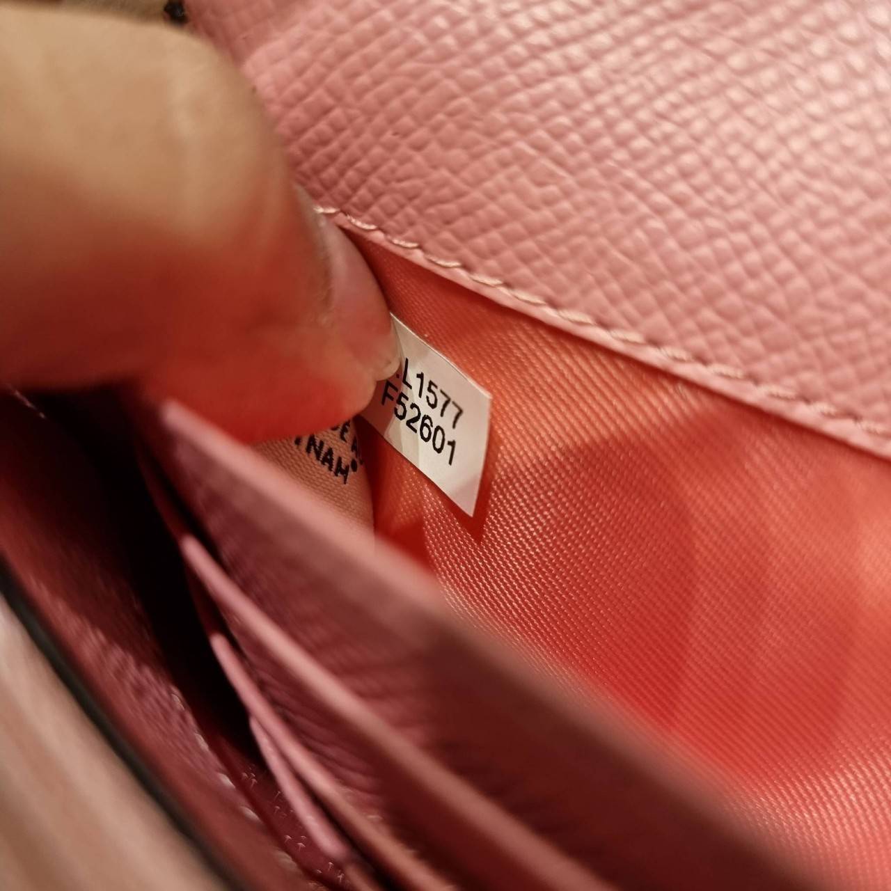 COACH F52601 POP SLIM ENVELOPE WALLET IN SIGNATURE รุ่นขายดี ขายหมด!! รุ่นหายาก!! เติมสต็อคจ้า!! กระเป๋าสตางค์รุ่นฝาพับ ดีไซน์เรียบหรู คลาสสิค ใช้งานง่ายและสะดวกมากๆ ด้วยซองซิปที่เสียบด้านหลัง ถอดแยกออกมาใช้ได้ หรือเอาออก พกกระเป๋าเดี่ยวๆก็ได้ ถือใบนี้ดูไ