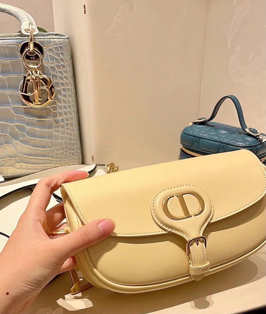 หนังแท้ DIOR BOBBY EAST-WEST BAG พร้อมส่งที่ไทย งานหนังแท้ทั้งใบเกรดออริจินอล ภาพสินค้าถ่ายจากงานขายจริง ใช้งานต่างประเทศได้ รุ่นใหม่ในฤดูกาลนี้ เพิ่มความทันสมัยให้กับซิลลูเอทของ Hobo ผ่านเส้นสายที่สง่างามและสัดส่วนที่กลมกลืนกัน สไตล์หนังลูกวัว โดดเด่นด้ว