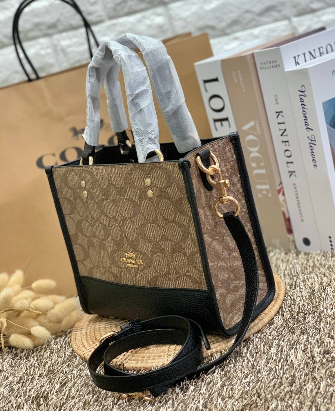 น่าใช้มากๆ สวยเกินราคาไปเลยจร้าา😘 COACH FIELD TOTE 22 SMALL BAG ((C5122)) พร้อมส่งความสวยที่ไทยค่ะ! กระเป๋าหิ้วหรือสะพายข้างได้ หนังแท้นิ่ม ใบจริงสวยมากๆเลยค่ะ ปากกระเป๋าแบบกระดุมแม่เหล็ก ภายในกว้างใส่ของจำเป็นของสาวๆได้เยอะเลย มีช่องซิปและช่องเล็