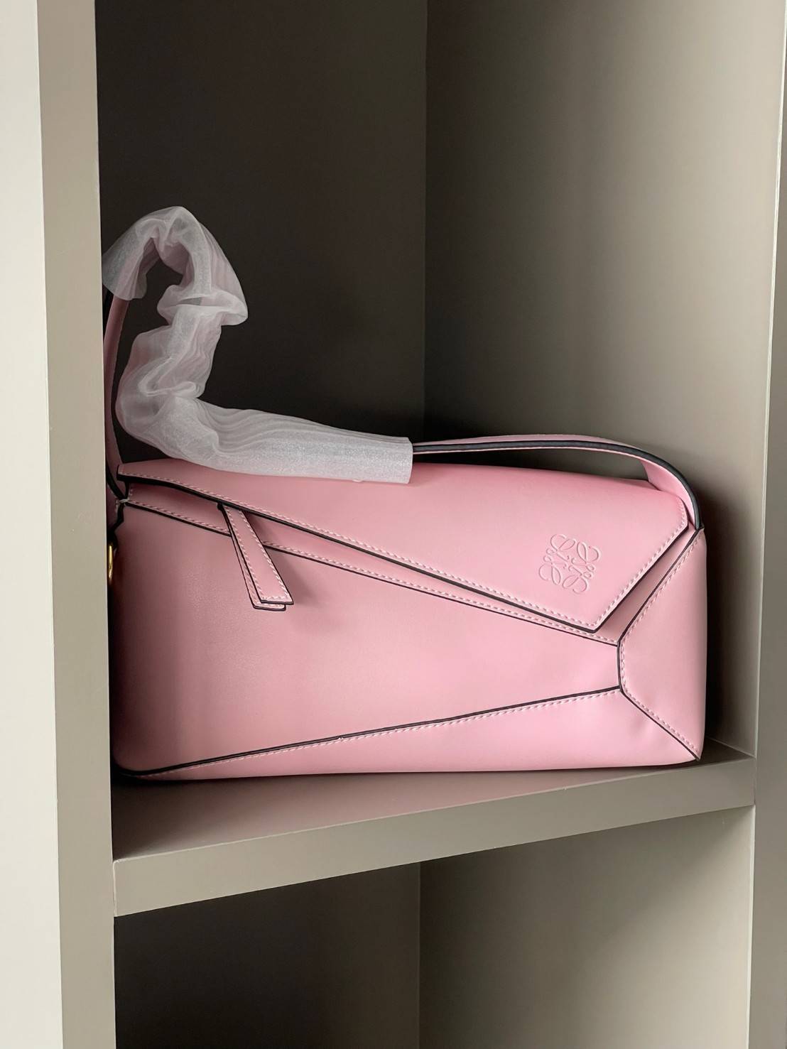 Loewe Puzzle Hobo bag กระเป๋ารุ่น Puzzle มีความพิเศษในหลายด้าน ไม่ว่าจะเป็นรูปทรงที่แปลกใหม่ มินิมอลด้วยโลโก้อนาแกรมแบบประทับ ดูหรู เป็นกระเป๋า Unisex ที่ไม่ว่าคุณจะเป็นผู้หญิงหรือผู้ชายก็ใช้งานได้ ลายกระเป๋าได้มาจากการนำหนังมาเย็บต่อกันทั้งหมด ถึงแม้ว่าข