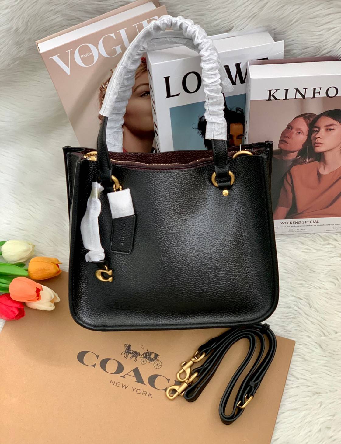 COACH C3889 TYLER CARRYALL 28 IN SIGNATURE CANVAS ((C3460//C3889)) รุ่นยอดฮิตที่สาวๆหลายคนเรียกร้อง กับกระเป๋าถือ/สะพายทรงสวย ที่มาพร้อมสายสะพายไหล่ในตัว และสายครอสบอดี้สำหรับสะพายข้าง ตัวกระเป๋าถูกแบ่งเป็นสัดส่วนสวยงาม มีช่องซิปกลางที่ใหญ่พอสมควร และยังม