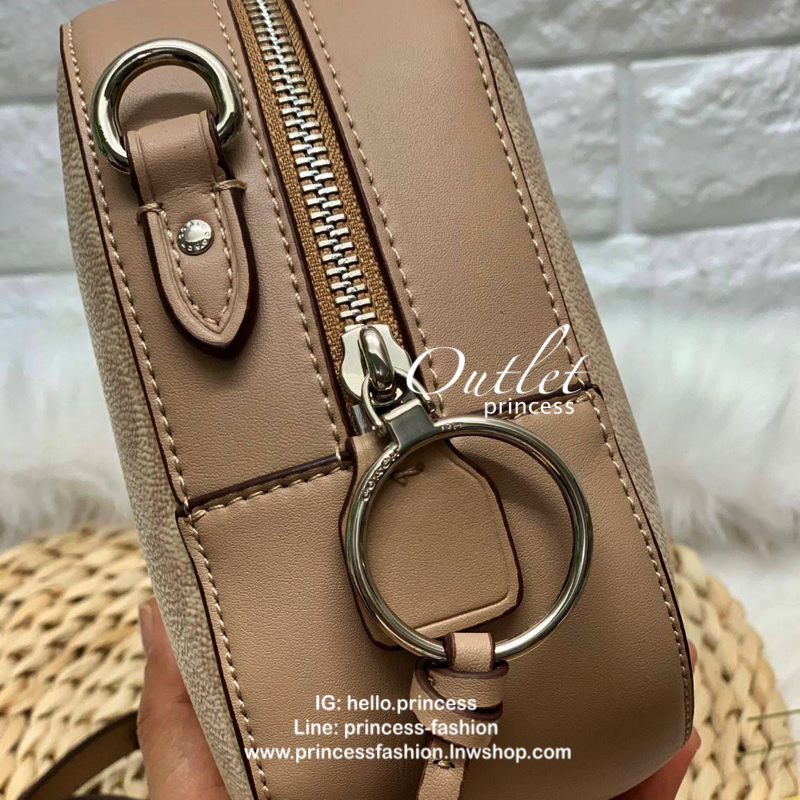 COACH SIGNATURE CROSSBODY BOX BAG ((F31208)) 🔺สินค้าขายดี กระเป๋าสะพายวัสดุหนังแท้ จาก coach factory outlet หนังนิ่ม ทรงสวย ตัวกระเป๋าลายแบรนด์ ตัดขอบหนังเรียบได้สวยงามค่ะ ด้านหน้า-หลัง มีช่องสำหรับใส่ของ เปิดปิดกระเป๋าแบบซิป ที่จับเป็นพวงหนังอะไห