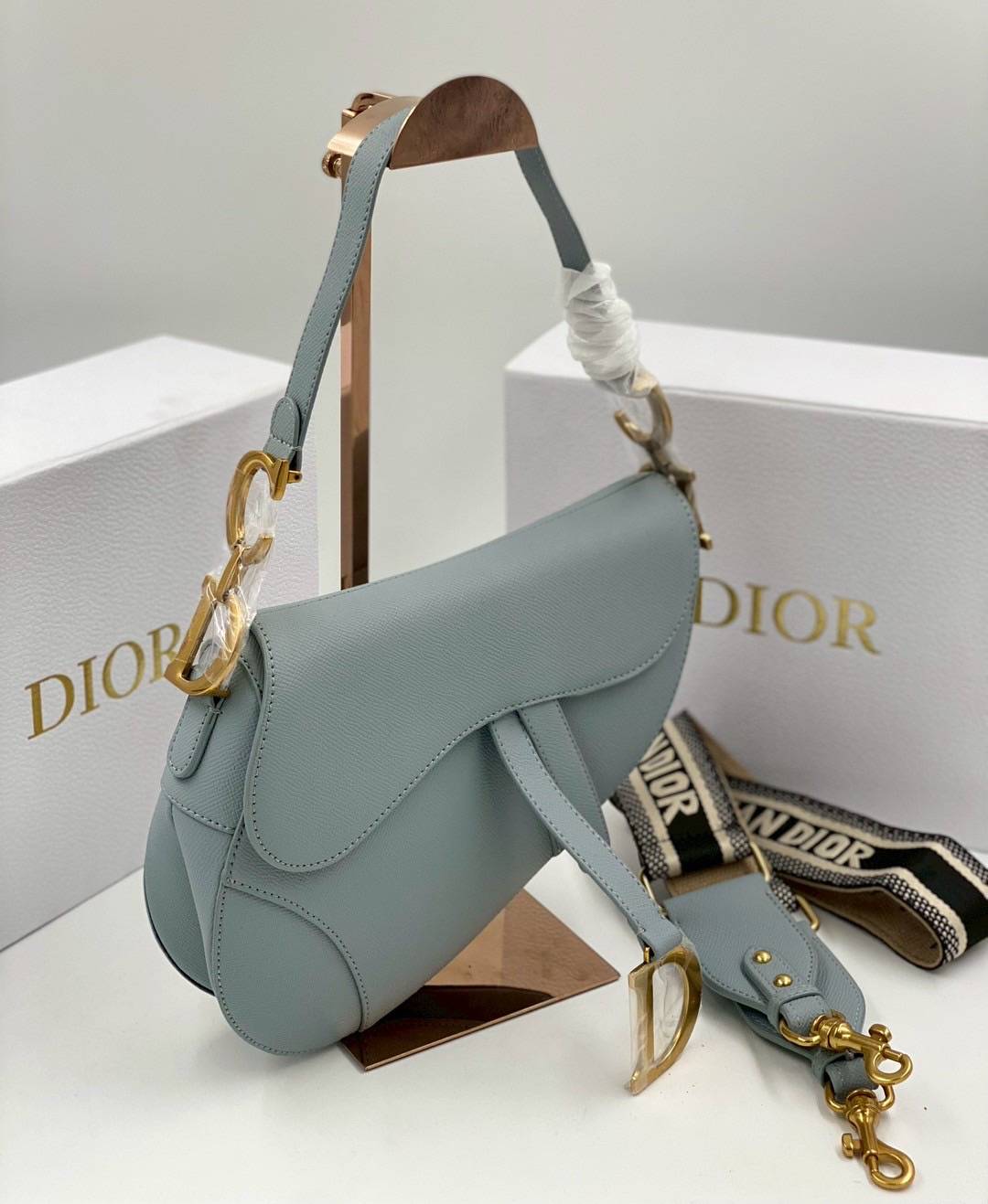 ORI หนังแท้ | DIOR Saddle Bag with Strap Grained Leather กระเป๋าถือ/สะพายทรงอานม้า รุ่นยอดนิยมที่มีเอกลักษณ์สวยงามเหนือกาลเวลา ลูกเล่นห้อยด้วยตัวอักษร D ตรงหูหิ้วมีกิมมิค CD สวยหรูดูแพง