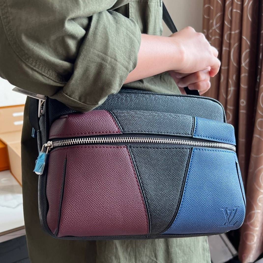 หนังแท้ Louis Vuitton taigarama outdoor messenger man bag ภาพถ่ายจากงานขายจริง