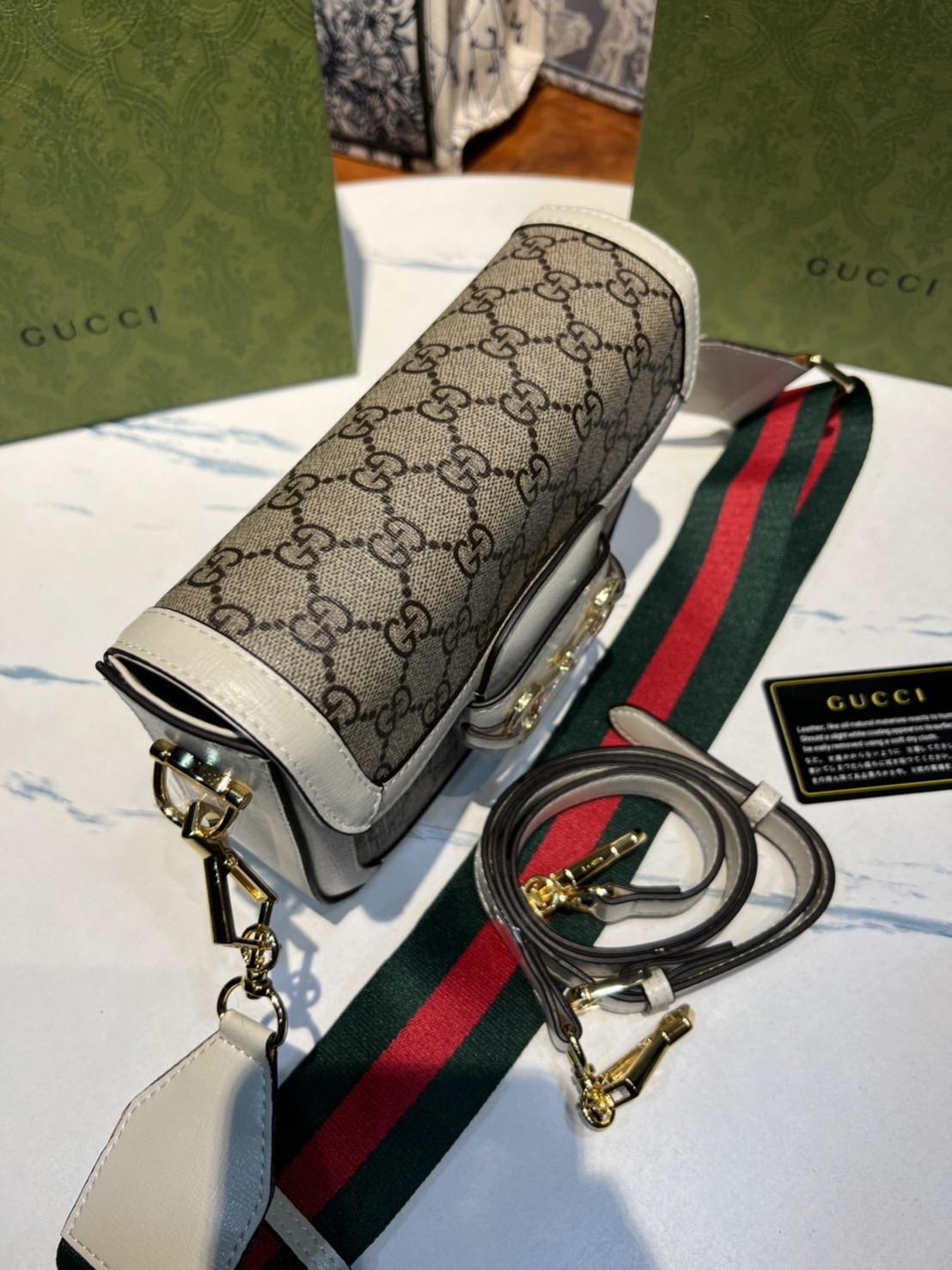 หนังแท้ GUCCI Horsebit 1955 mini bag GG Supreme canvas ที่สุดของรุ่นที่ฮอตหนักมาก คอลเลคชั่นที่ยอดขายดีตั้งแต่วันแรกที่ลง shop ด้วยรูปทรงที่กะทัดรัด ตอบโจทย์ได้ทุกลุค ทุกไลฟ์สไตล์ ใช้งานได้ง่ายคล่องตัว เรียกได้ว่าใครไม่มีได้ยังไง สวยขนาดนี้!!