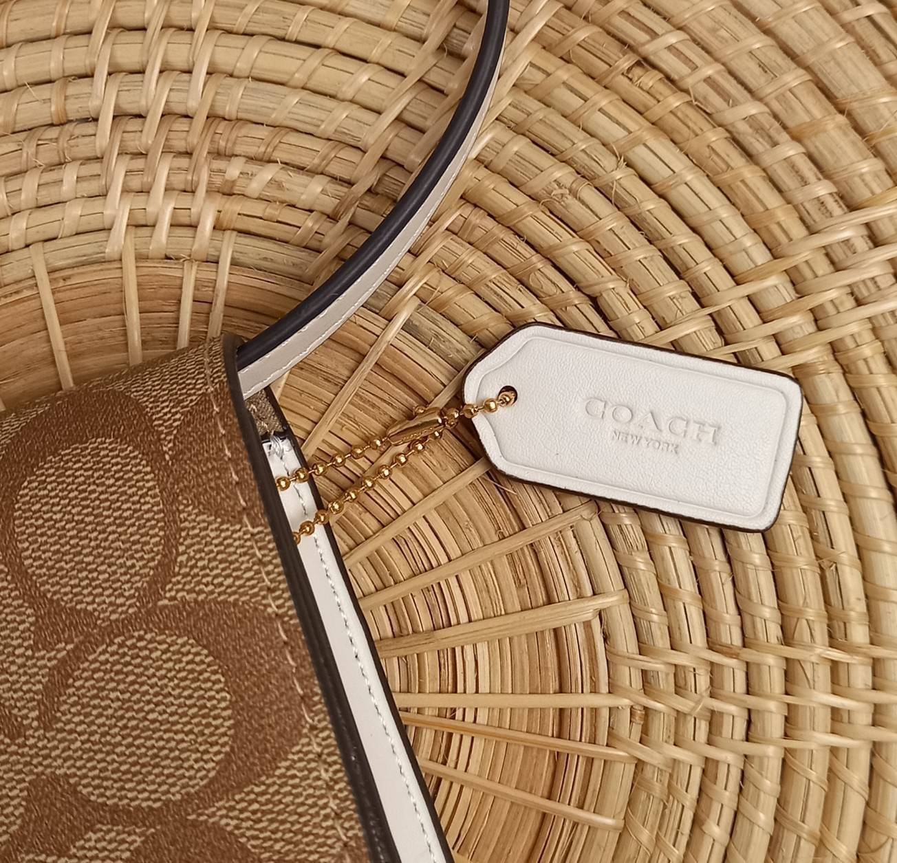 COACH MINI BRYNN CROSSBODY IN SIGNATURE CANVAS (COACH C5592)🍁สวยหรูหรา น่ารัก ด้วยลุคคุณหนู เกินเบอร์มาก!!//กระเป๋าถือ กระเป๋าสะพาย ลุคเก๋ ไซร์มินิ จะถือเป็นครัชแบบเลิศๆ หรือสะพายเป็นครอสบอดี้สุดชิลๆก็รอด// วัสดุหนังแคนวาสคุณภาพ ตกแต่งดีเทลหรูด้วย