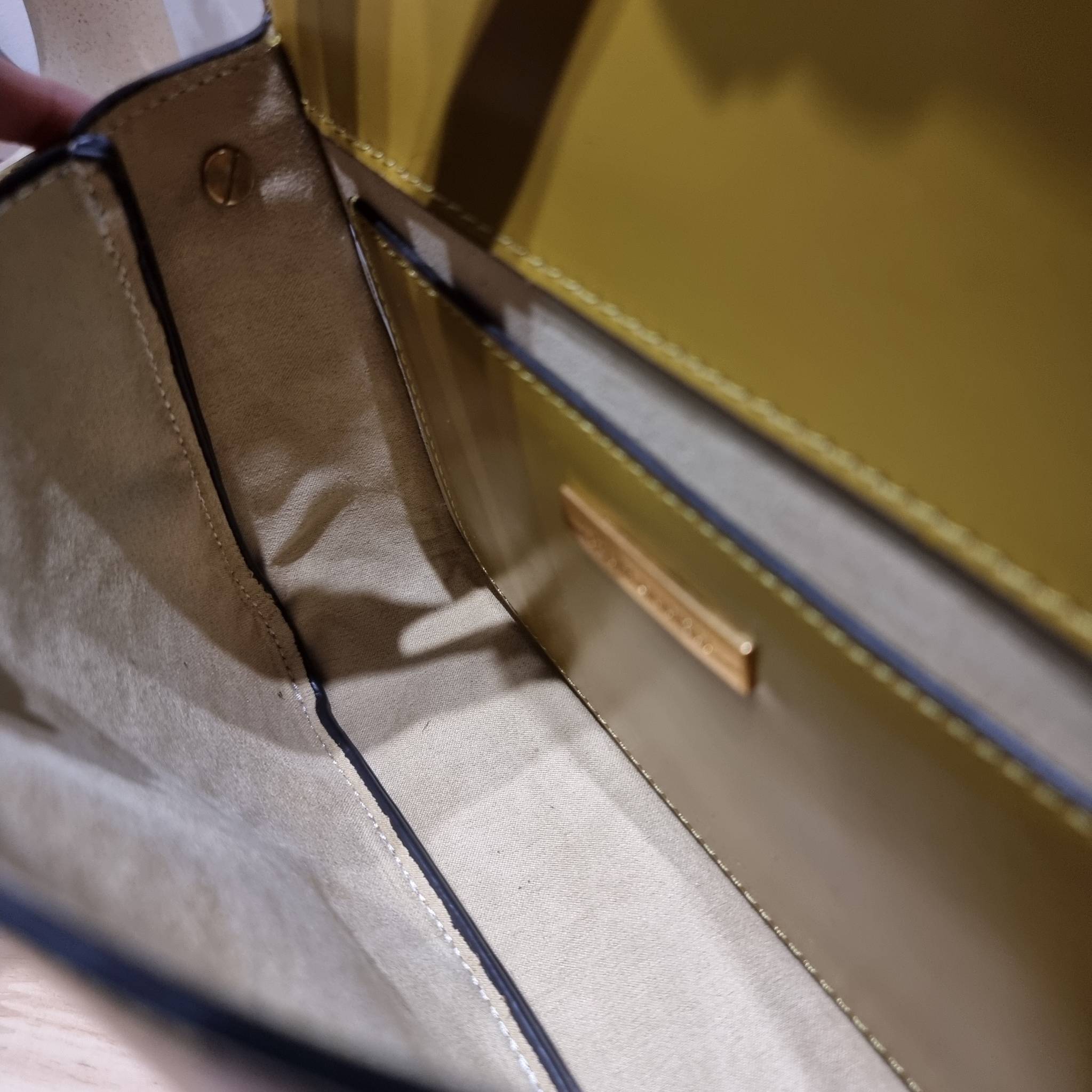 TORY BURCH ROBINSON SPAZZOLATO CONVERTIBLE SHOULDER BAG คอลเลคชั่นใหม่ สวยก่อนใคร ในราคาสุดคุ้ม! กับกระเป๋าสะพายไหล่ ดีไซน์สุดหรู หนังแก้วเงาสวยคม สีผู้ดี รูปทรงใช้งานได้ทุกลุค