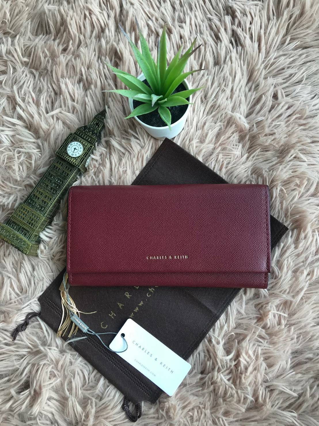 CHARLES & KEITH TASSEL DETAIL LONG WALLET รุ่นขายดี!! กระเป๋าสตางค์ใบยาว ขนาดกำลังพอดีมือ วัสดุหนังลายคาเวียร์ เปิดปิดด้วยแถบแม่เหล็ก มีดีเทลที่หัวซิปอะไหล่ทองเป็นพู่สั้นๆกำลังดี ภายในมีช่องซิป ช่องธนบัตร และช่องเสียบการด์แยกเป็นสัดส่วน ด้านหลังมีช่องเพิ่