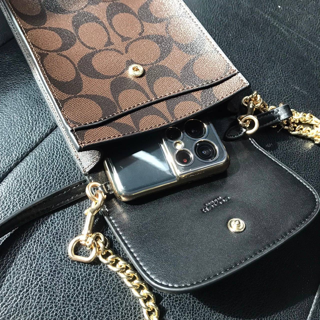 COACH 3051 RACHEL PHONE CROSSBODY IN SIGNATURE CANVAS HOT ITEM!! กระเป๋าสะพาย case phone ต้องมา ให้คุณพกพา gadget ล้ำไปได้ทุกที่ ใส่โทรศัพท์มือถือได้ทุกรุ่น ดีไซน์ใหญ่กว่าเดิม และยังมีช่องเก็บบัตรให้เพิ่มไปอีก ดีไซน์ลายซีคลาสสิค วัสดุหนังแคนวาส เปิด-ปิดด้