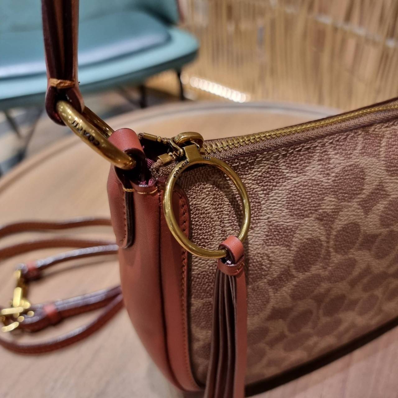 COACH 52577 SUTTON CROSSBODY IN SIGNATURE CANVAS กระเป๋าสะพายไหล่ สวยคลาสสิค สไตล์วินเทจ ใบใหญ่จุใจ วัสดุหนังแคนวาสเคลือบลาย สายคล้องไหล่ในตัว ภายในโล่งกว้าง จุของได้เยอะแน่นๆ มาพร้อมสายสะพาย crossbody ที่จะถอดออก หรือจะสะพายก็เก๋ สวยโดดเด่นแน่นอน พร้อมเส