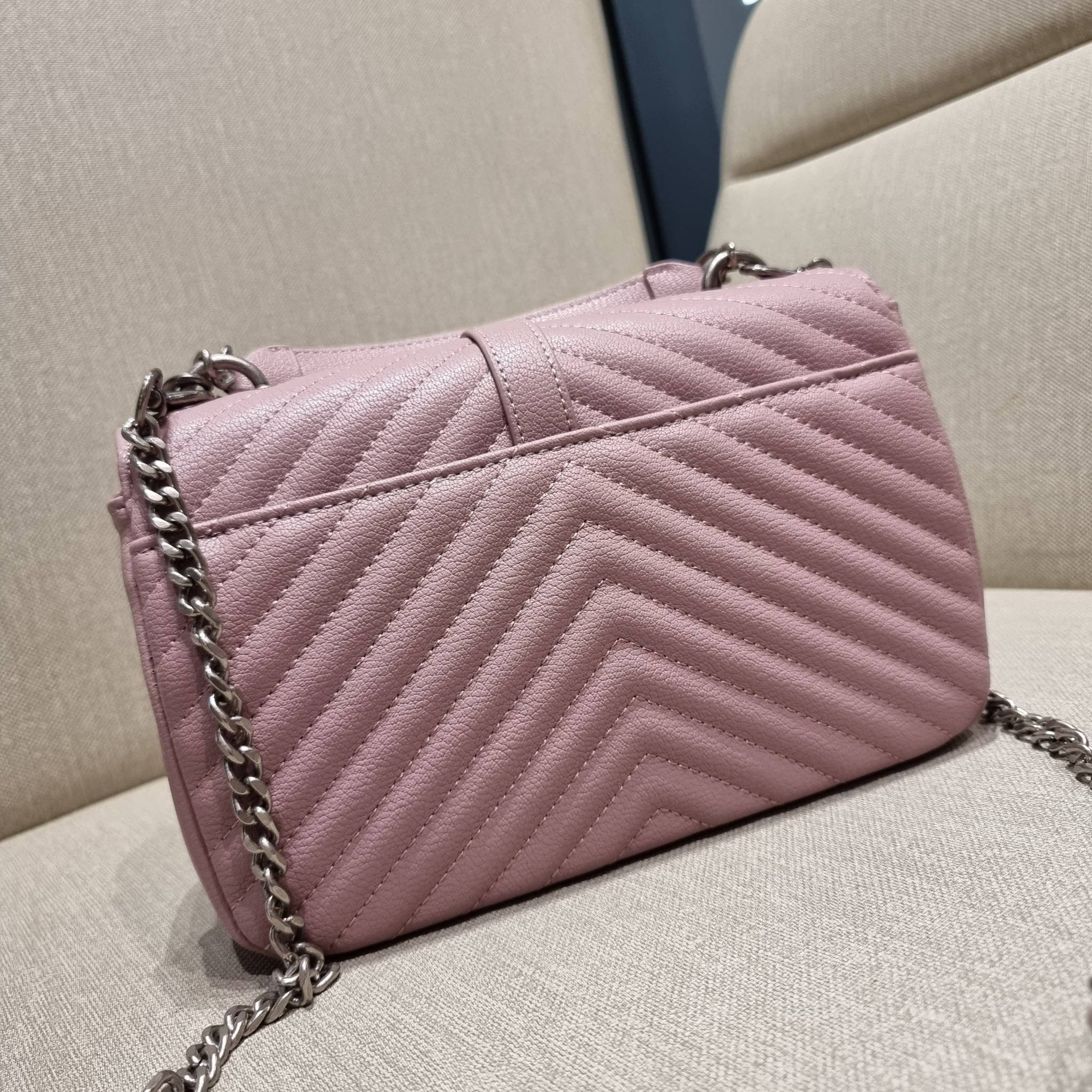 Yves Saint laurent crossbody boutique vip bag กระเป๋าสะพายไหล่ ดีไซน์ทรงสวยหรู พิเศษ แถมฟรี พวงกุญแจห้อยโลโก้ ดูแพงไปหมดจริงๆไอเท็มนี้ วัสดุหนังสังเคราะห์ลายคาร์เวีย เปิด-ปิดด้วยกระดุมแม่เหล็ก ภายในโล่งกว้าง แบ่งสัดส่วนไว้อย่างดี มาพร้อมหูจับในตัว และสายส