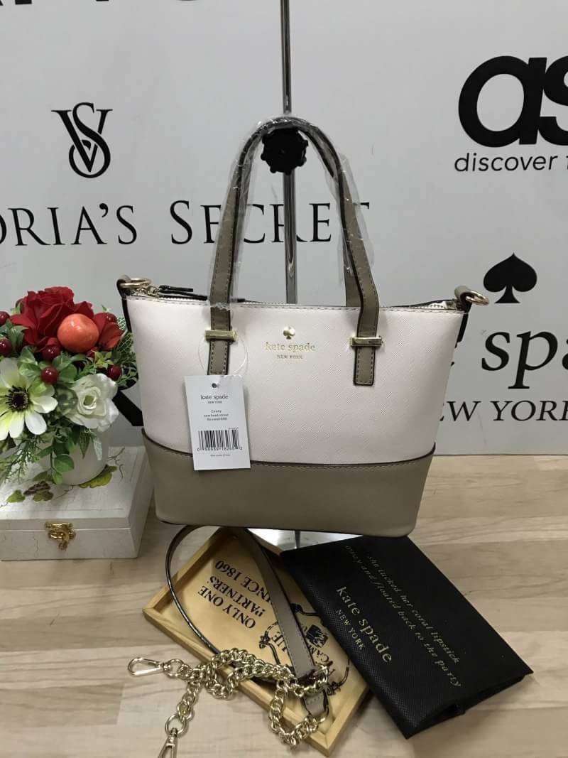 Kate Spade New York Cedar steet Harmony Body Bag กระเป๋าถือหรือสะพาย หนัง Saffiano ความยาวสายโซ่ต่อหนัง100cm. ถอดออกได้ ความสูงของหูจับ14cm ภายในมีช่องซิปและช่องเล็ก มีหมุดรองฐานกันรอย 4 มุม อะไหล่ทองทั้งใบ ขนาดกำลังดี ใส่ของจุกจิก มินิไอแพคได้ค่ะ