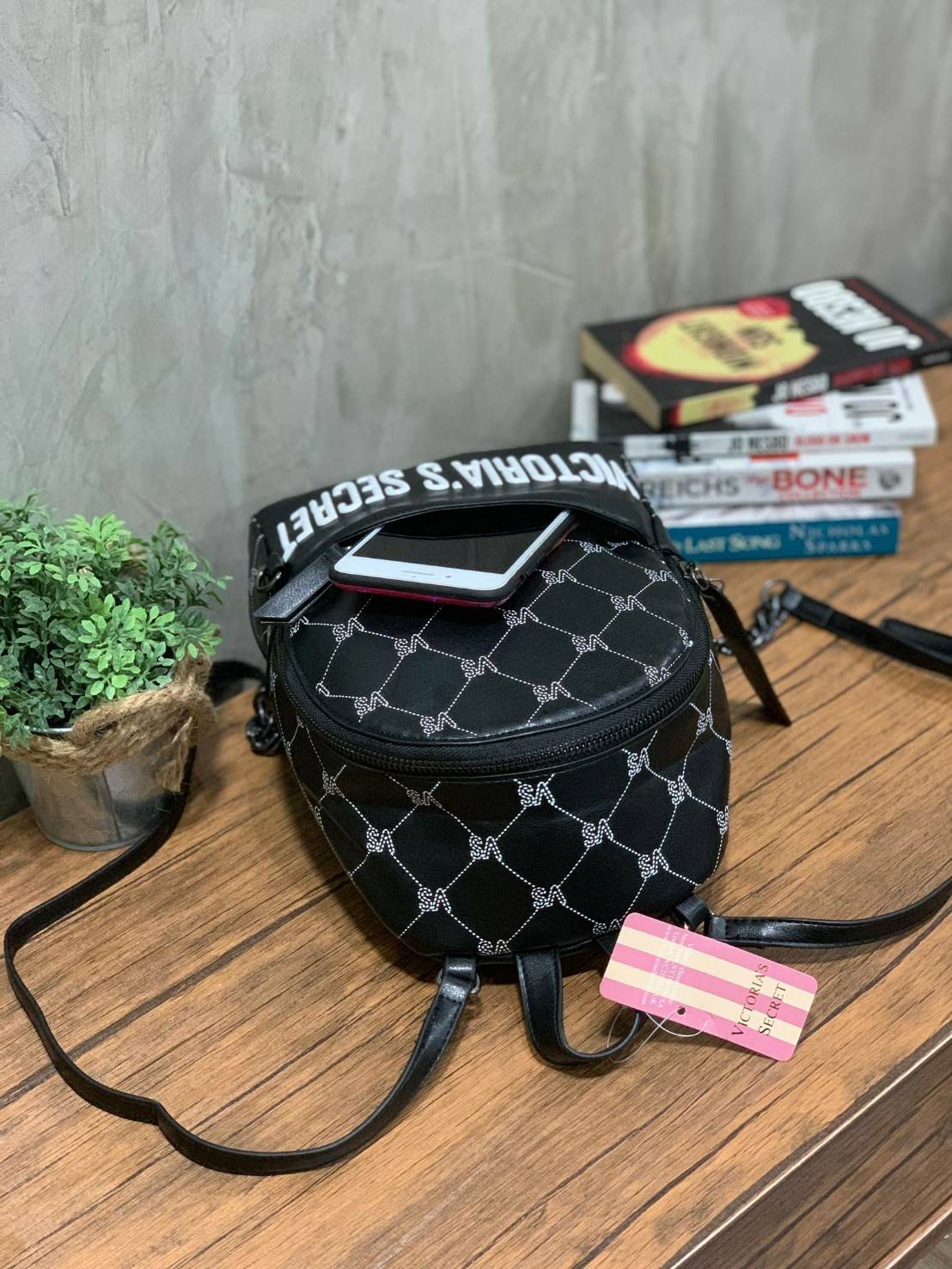 VICTORIA'S SECRET Monogram Mini Citypack กระเป๋าเป้รุ่นใหม่ ดีไซน์สวยเรียบหรู วัสดุหนังเรียบลาย Monogram Cool ขนาดกลางกำลังดี ใส่มินิไอแพค กระเป๋าสตางค์ยาวได้ น้ำหนักเบา เปิดปิดด้วยซิปเดียวหางซิปยาวสกรีนโลโก้แบรนด์ สายสะพายโซ่ต่อหนังแบบเข็มขัดปรับระด