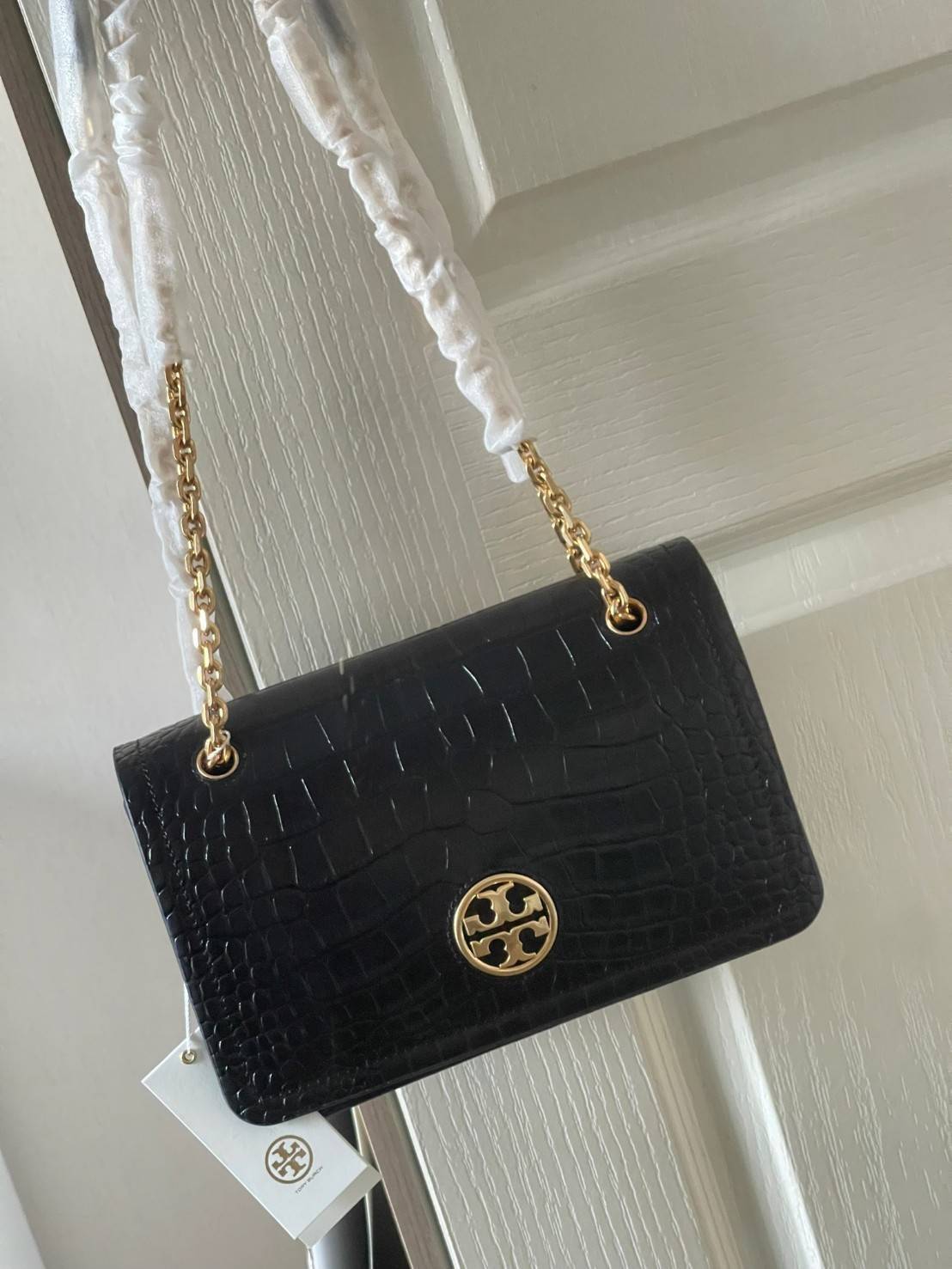 Tory Burch Black Carson Croc Embossed / TORY BURCH Carson Convertible Croc Leather รุ่นท็อปที่สาว ๆ หลายคนถูกใจ ด้วยทรงกระเป๋าคลาสสิกสุดเก๋ ใช้งานแบบไหนก็ดูดี ในลุคช์สาวหวานแบบสะพายสายคู่ หรือ ต้องการความคล่องตัวด้วยการสะพายแบบครอสบอดี้ มีดีไซน์ที่ Practi