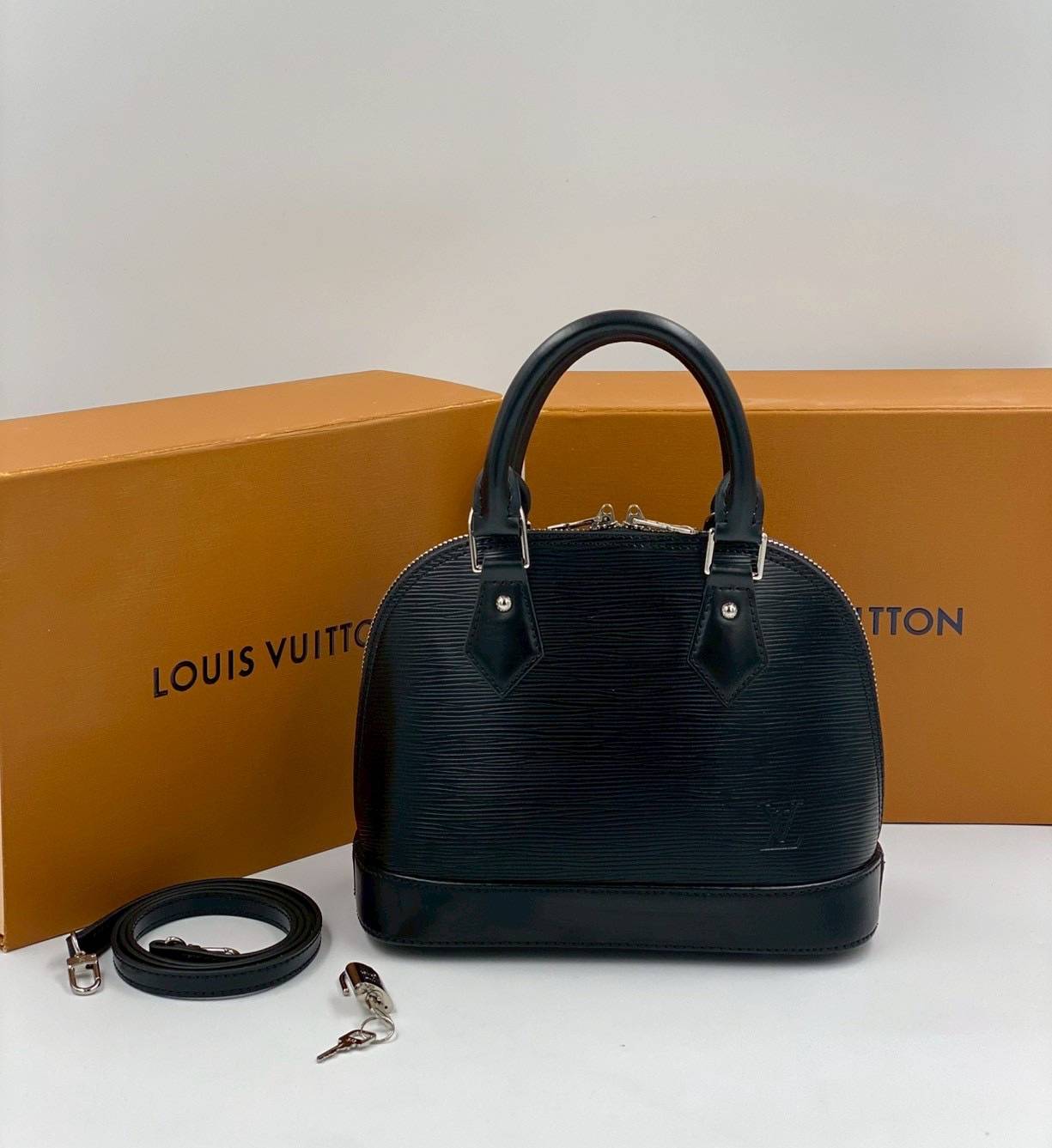 RI หนังแท้ | LV Alma BB bag handbag Epi grained leather กระเป๋าสะพาย/กระเป๋าถือ คลาสสิกเหนือกาลเวลา หนัง Epi มีลวดลายเฉพาะและสีสวยงามทั้งใบ