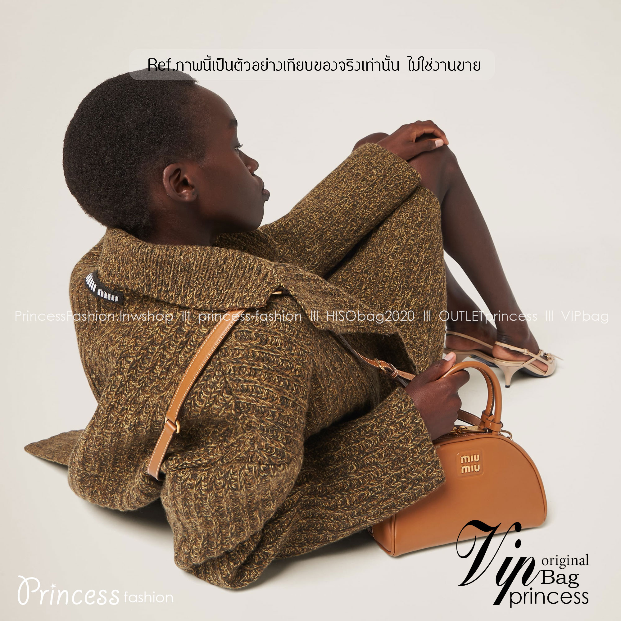 MIU MIU HALF-MOON TOP HANDLE BAG / Patent leather bowling bag / Miu Miu Leather top-handle bag กระเป๋าทรงพระจันทร์เสี้ยว หนังนิ่ม ลื่นเงา ตัดกับอะไหล่ทองได้ลงตัว