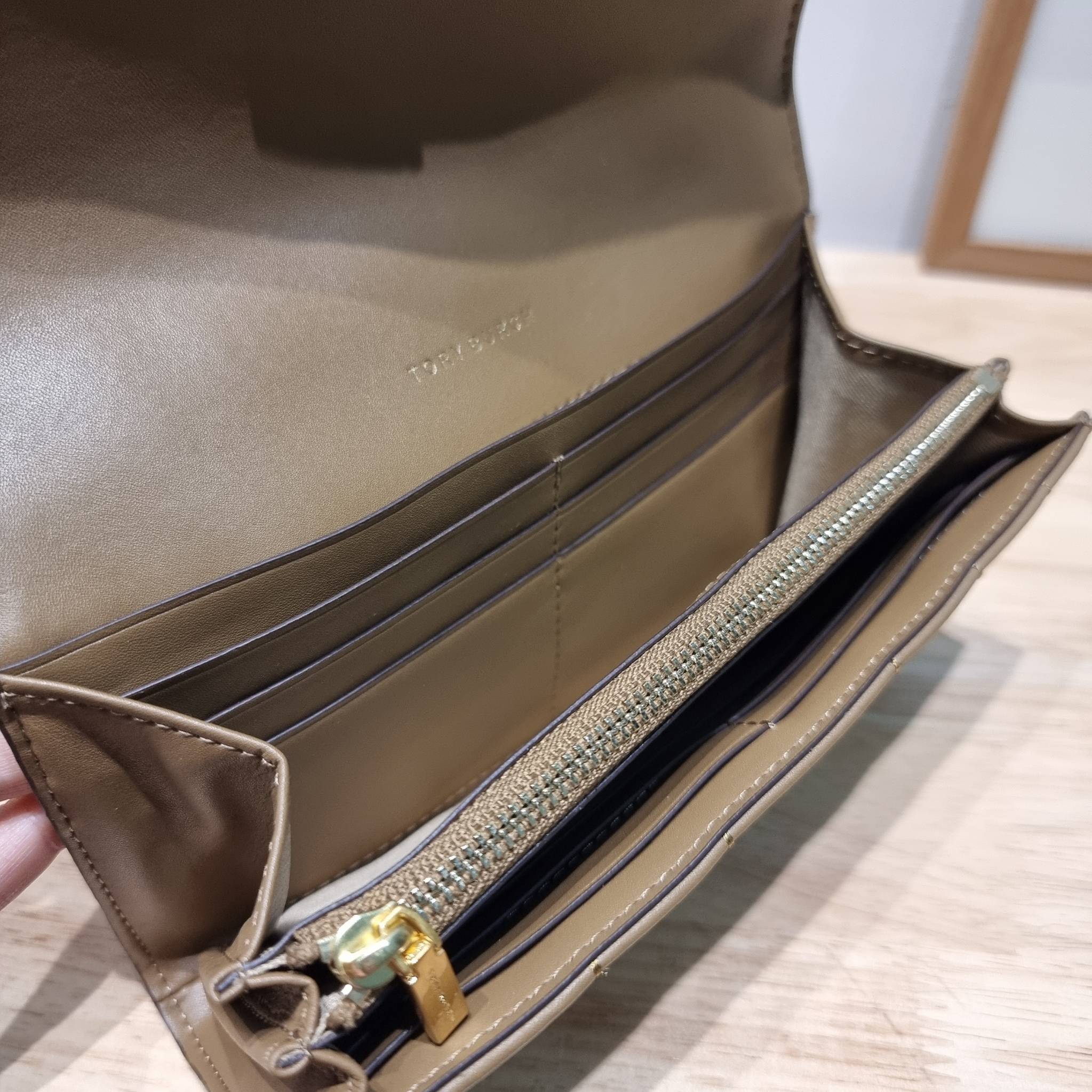 TORY BURCH KIRA CHEVRON POUCH KEY FOB / Tory wallet bag กระเป๋าสตางค์ใบยาวรุ่นใหม่ คอลเลคชั่น 2023 หรูหราทุกสี ดีไซน์คงความคลาสสิค ขนาดกำลังดี สัมผัสดีมาก