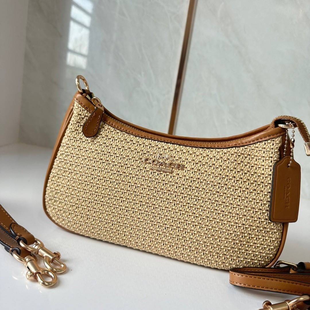 COACH TERI SHOULDER BAG (CR350) กระเป๋าทรงโฮโบ ทรงพอชดีไซน์ใหม่ เกรดท็อปออริ 1:1 สลับแท้ ใช้งานต่างประเทศได้