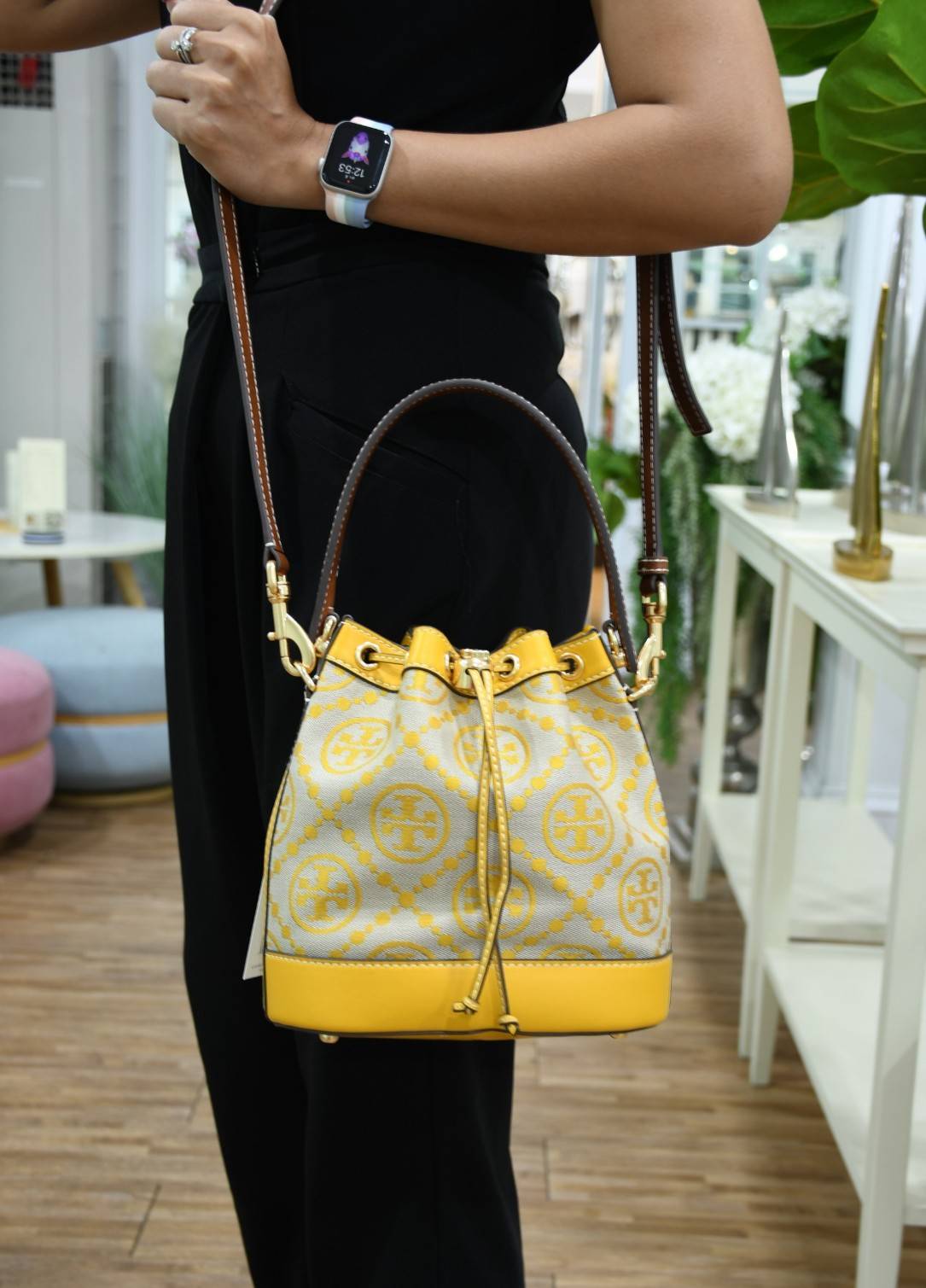 ของแท้ 💯% TORY BURCH Monogram Jacquard Bucket Bag กระเป๋าถือหรือสะพายไหล่ วัสดุผ้า Canvas โลโก้ Jacquard ทรงถัง ตั้งอยู่ทรง กระเป๋าปักลายแบรนด์ สวยหรู สายยาว Crossbody ได้ เปิด-ปิด โดยเชือกรูด เปิด-ปิดพร้อมสลับที่ประดับโลโก้ สวยหรู คุณนาย สุดๆ ไปเ