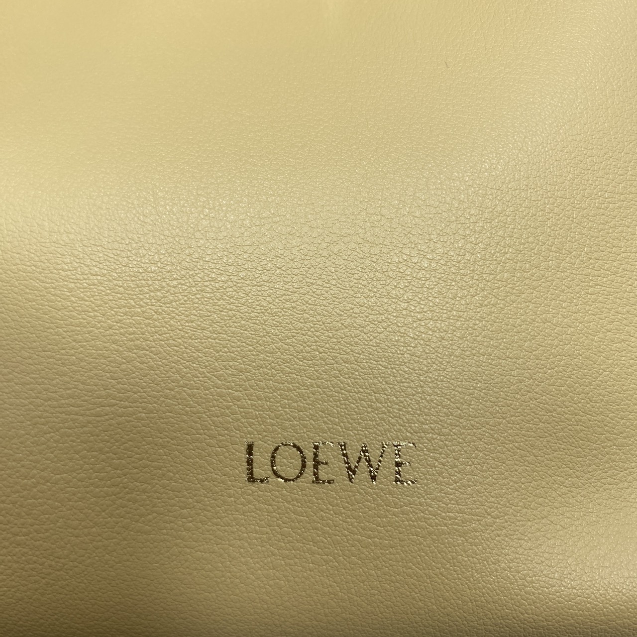 ORI หนังแท้ | LOEWE Mini Flamenco purse in mellow nappa leather / Loewe Bucket Bag กระเป๋าสะพายทรงบัคเก็ตไซส์มินิ หนังเรียบสวยหรู เรียบง่าย หนังแท้ผิวสัมผัสนุ่มมือ น้ำหนักเบาและนุ่มสบาย ดีไซน์จับจีบ เชือกผูกแบบปมโบราณ และสายโซ่รูปโดนัท