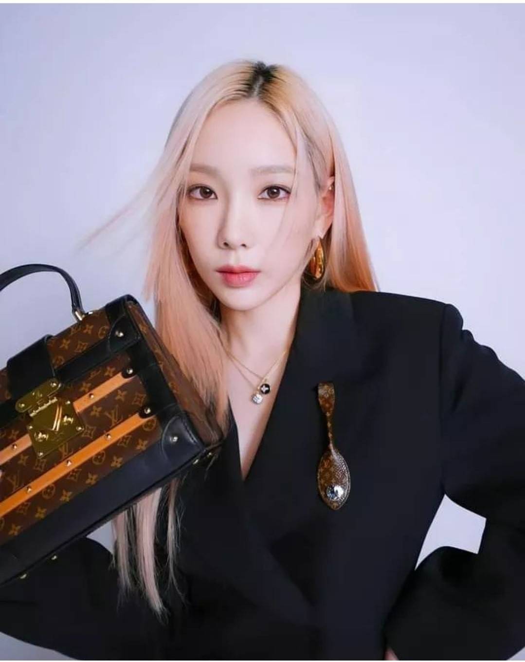ใหม่ล่าสุดจาก LV monogram vintage box bag มาพร้อม box set สุดหรูรุ่นนี้ดีเทลยอดเยี่ยม เก็บรายละเอียดได้ดีและโดดเด่น ถือแล้วผู้ดีมาก!! วัสดุหนังแคนวาสสลับหนังแท้ เปิด-ปิดด้วยตัวบีบล็อค แน่นหนา ภายในโล่งกว้าง เลิศตรงที่เก็บทรง ขยายทรงด้านข้างได้ คอนโทรลด้วย