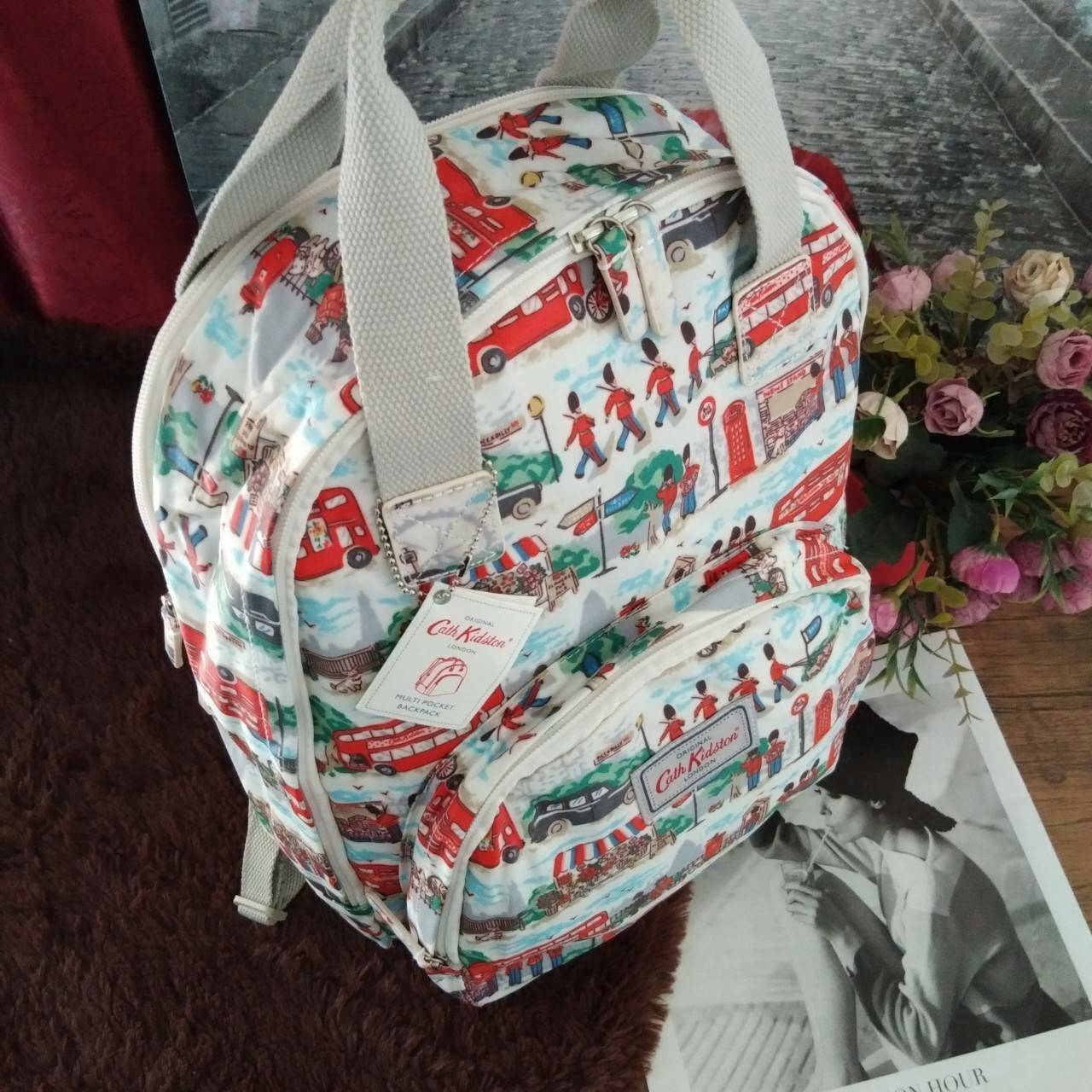 Cath Kidston Backpack Bag - กระเป๋าเป้ สไตล์วินเทจสุดฮิต - เปิด/ปิดกระเป๋าด้วยซิปรอบ - ภายใน มีช่องซิปใหญ่ใส่ของ 2 ช่อง จุของได้เยอะ - ด้านหน้ามีช่องซิปเล็ก 1 ช่อง
