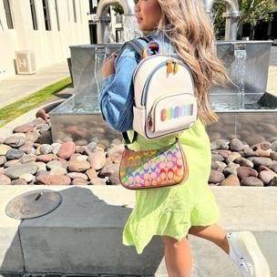 COACH MINI COURT BACKPACK WITH RAINBOW COACH ((CA624)) 🌈ต่อกันเลย สวยกันก่อน วางน้องไม่ลงเลยจริงๆค่าา😍 พร้อมส่ง! ยังไม่เข้าไทย กับกระเป๋าสะพายหลังแบบมีหูหิ้วในตัว บอกก่อนเลยว่าหนังของน้องทั้งนิ่ม ทั้งสวย อย่างดีเลยค่ะ